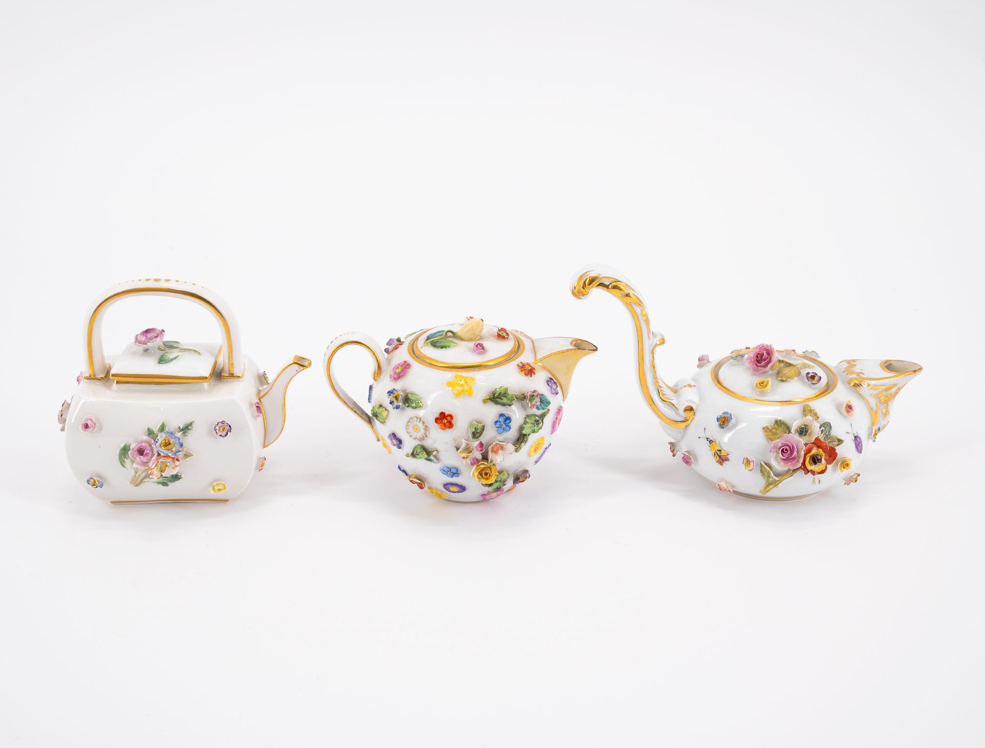 Meissen: THREE PORCELAIN MINIATURE TEAPOTS AND MINIATURE TABLEWARE - Image 7 of 9