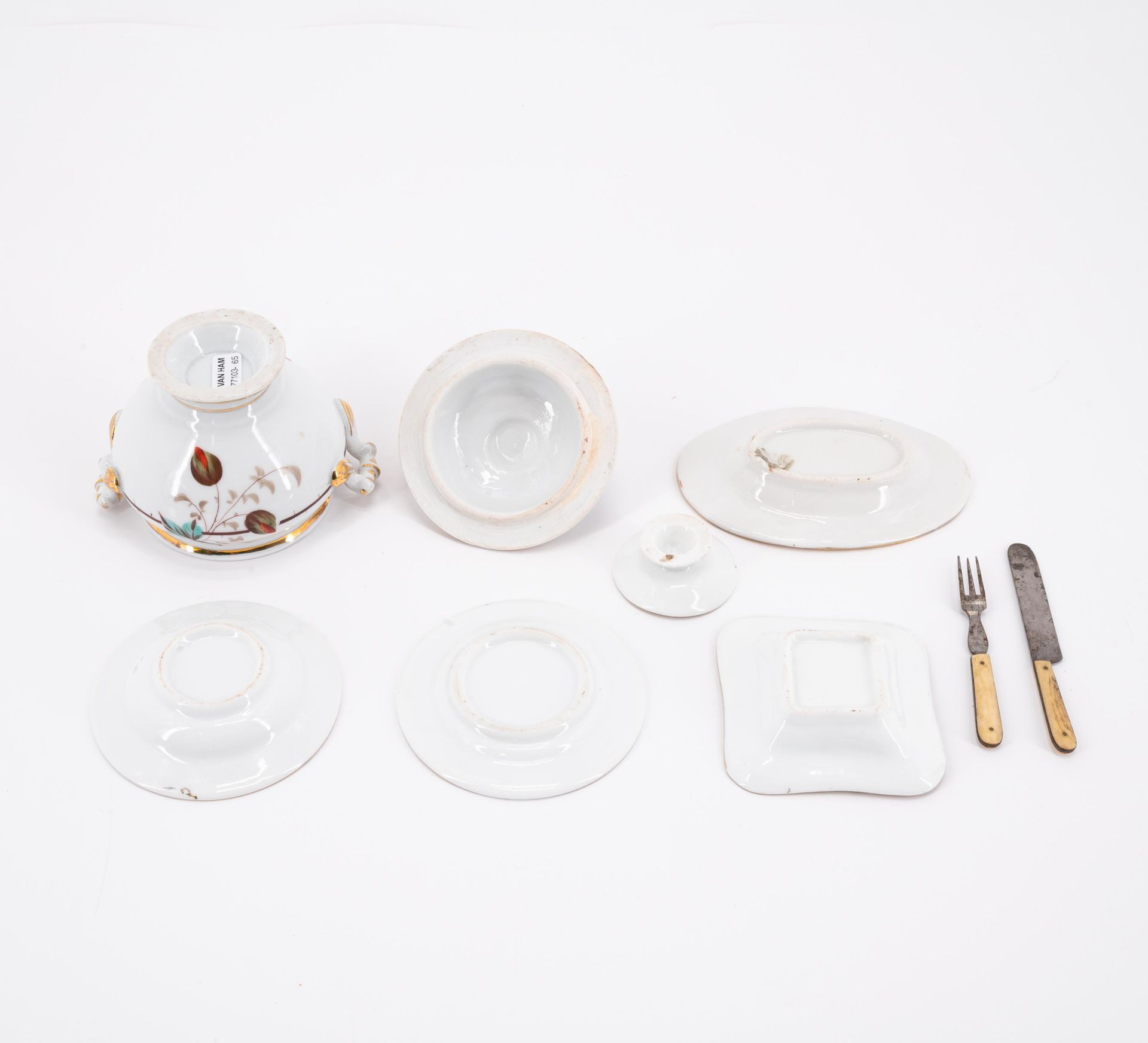 Meissen: SMALL MEISSEN PORCELAIN DOLL'S TEASERVICE AND A PORCELAIN DINNER-SERVICE - Image 3 of 6