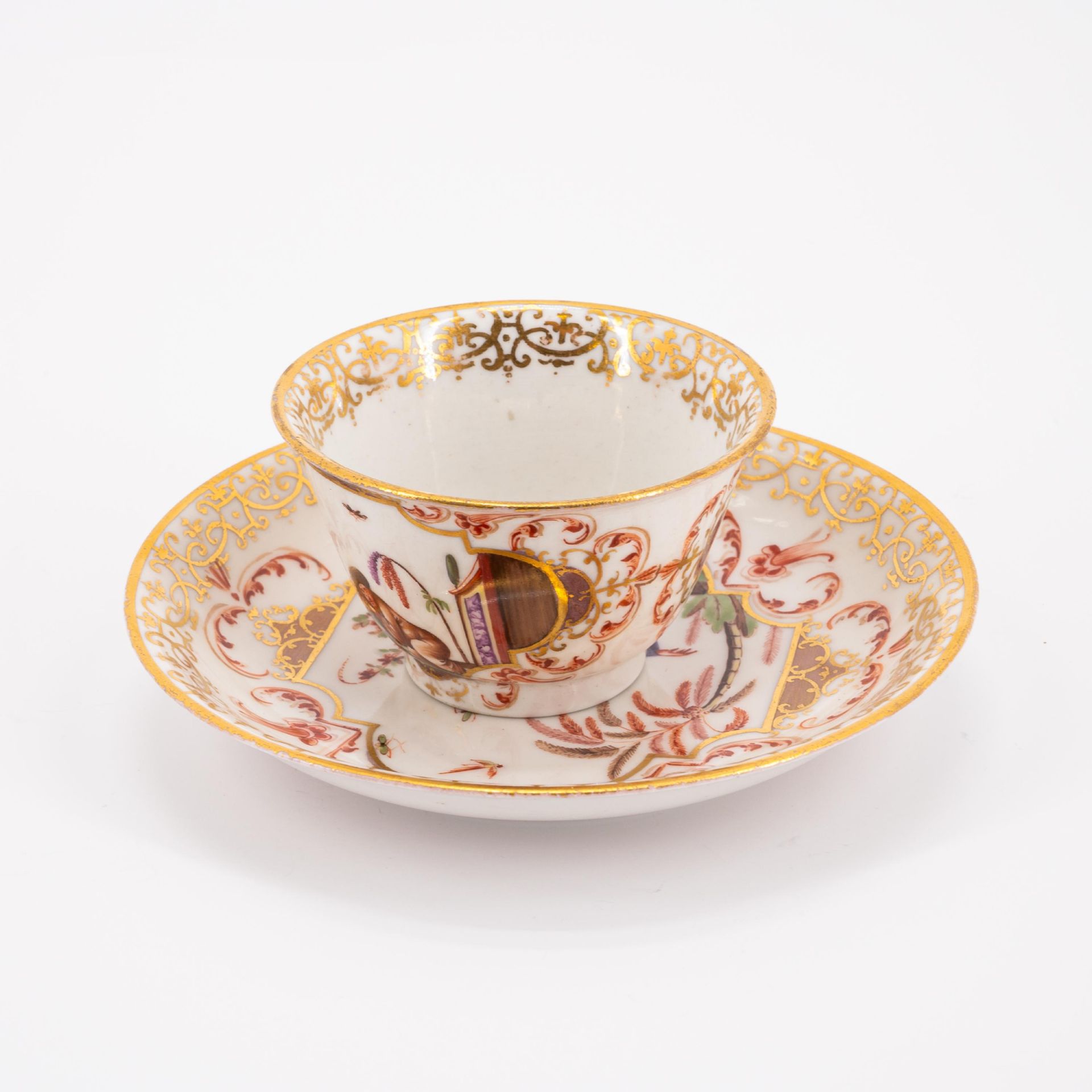 Meissen: PORCELAIN TEA BOWL AND SAUCER WITH LARGE CARTOUCHES OF CHINOISERIES - Image 3 of 6