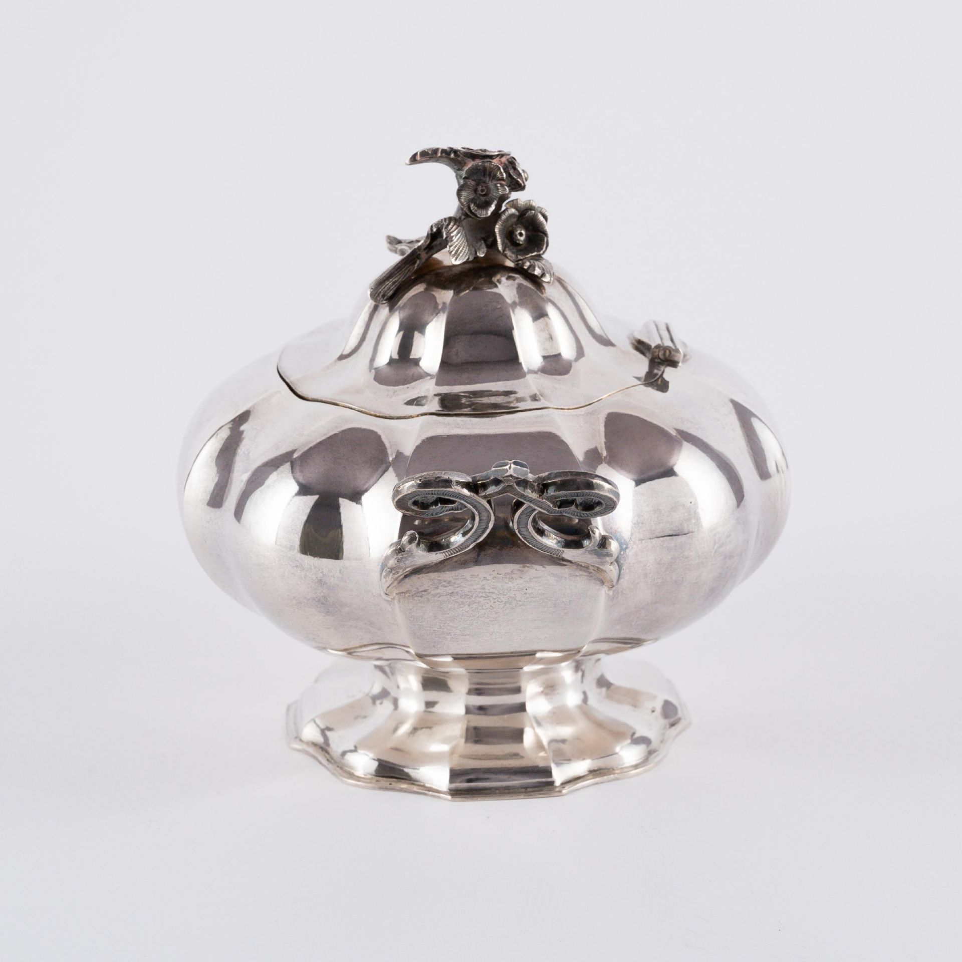 Karl Järveläinen: FOOTED SUGAR BOWL WITH FLOWER FINIAL - Image 2 of 6