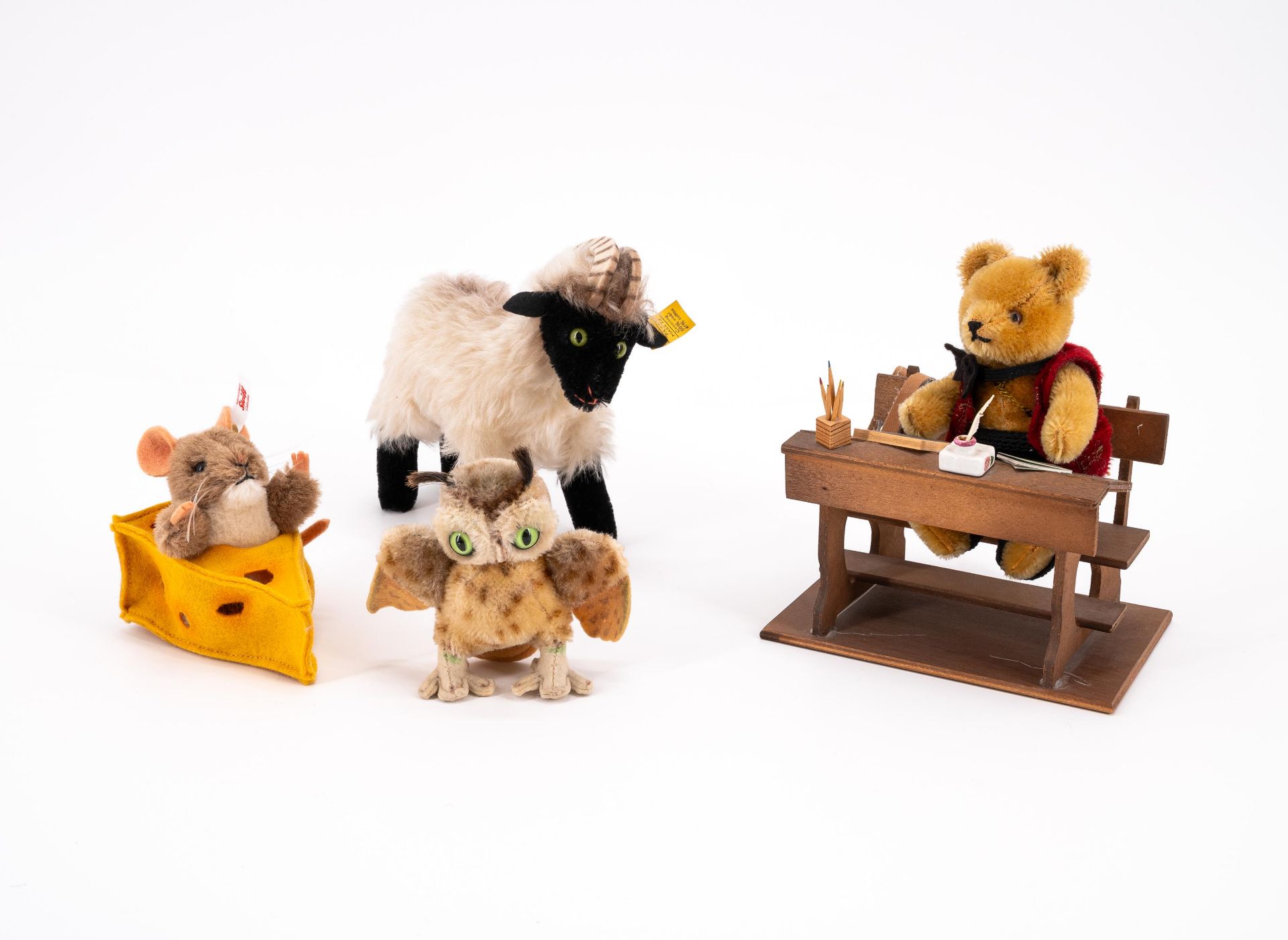 Steiff: ENSEMBLE OF FOUR STEIFF ANIMALS MADE OF FABRIC, COTTON WOOL AND WOOD