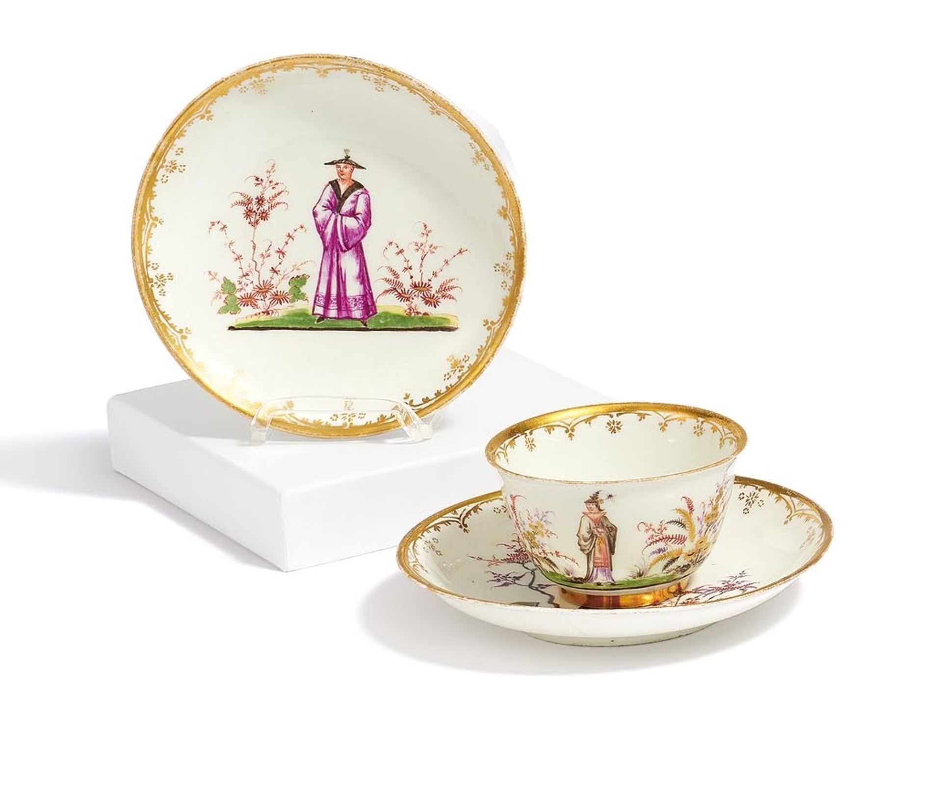 Meissen: ONE PORCELAIN TEA BOWL AND TWO SAUCERS WITH CHINOISERIES