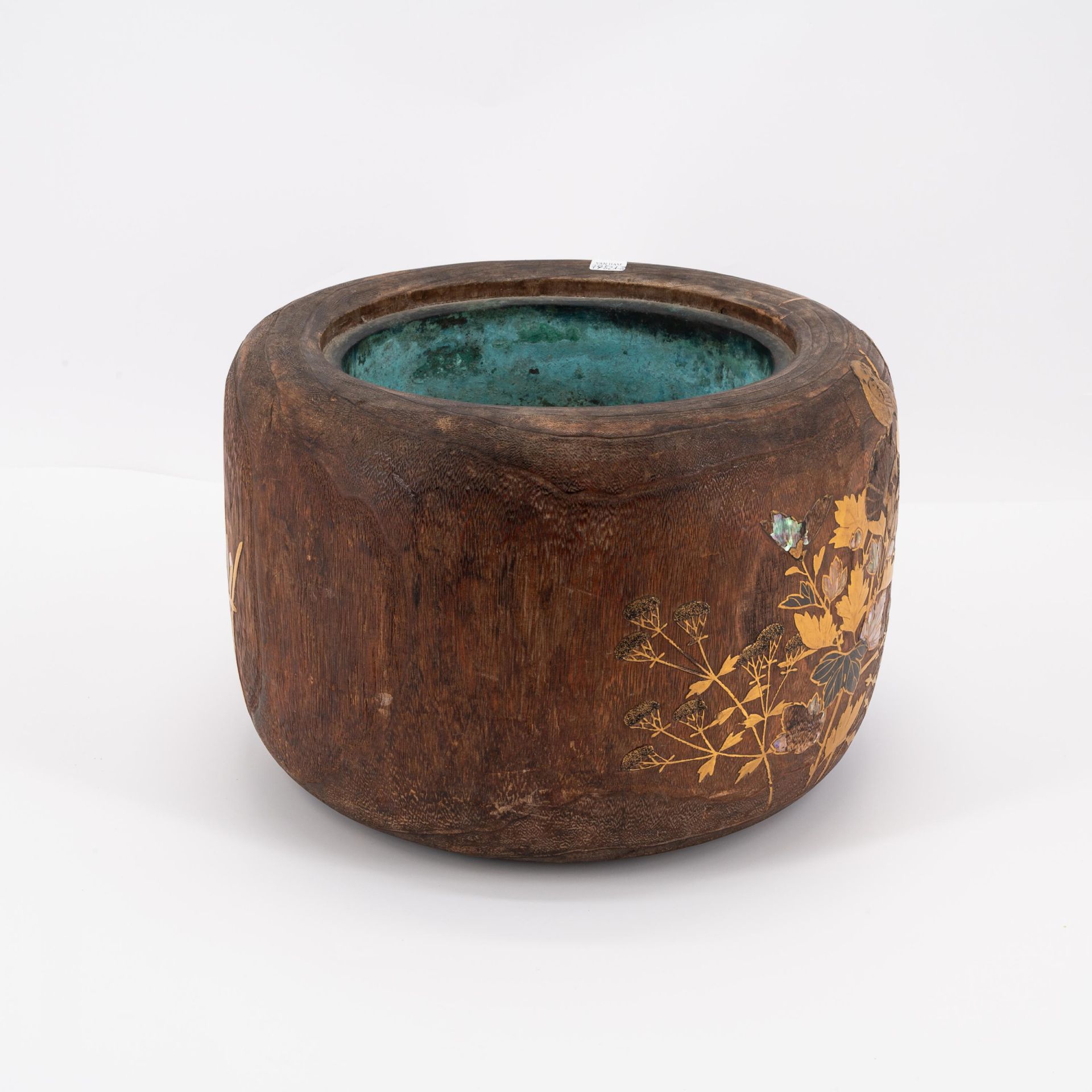 TWO WOODEN AND COPPER COAL BASINS, SO-CALLED HIBACHI WITH FLORAL DECOR - Image 3 of 11