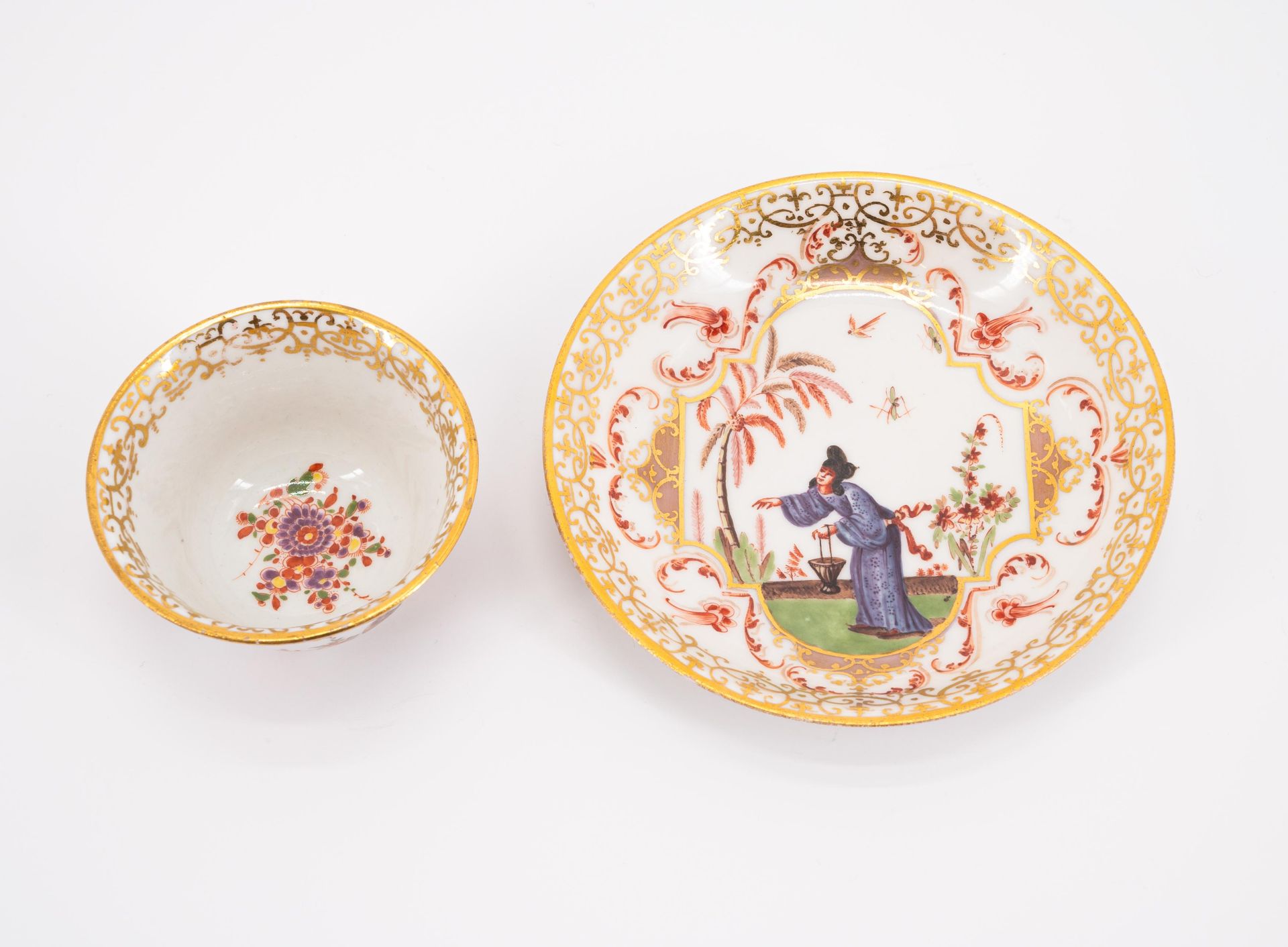 Meissen: PORCELAIN TEA BOWL AND SAUCER WITH LARGE CARTOUCHES OF CHINOISERIES - Image 5 of 6