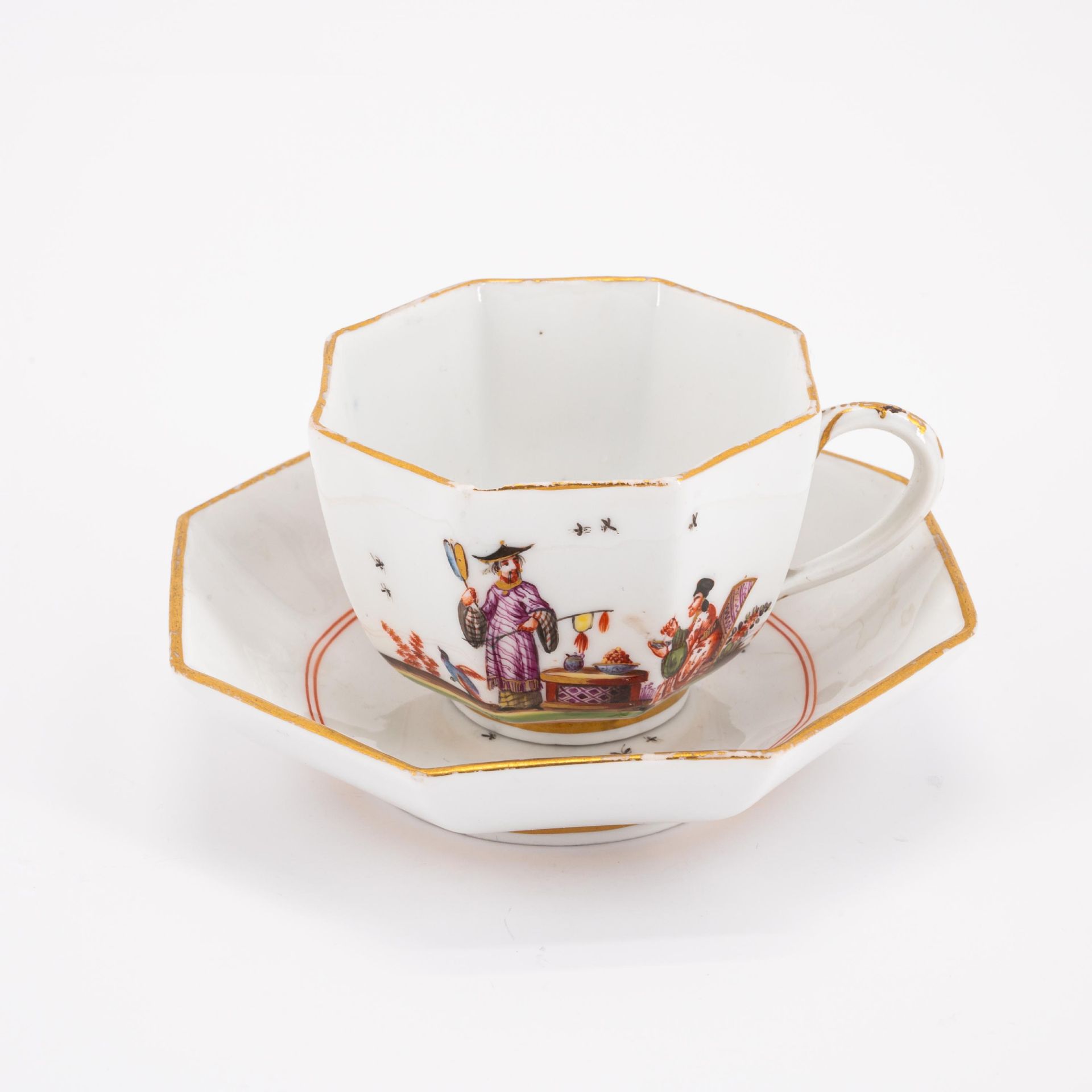 Meissen: OCTAGONAL PORCELAIN CUP AND SAUCER WITH CHINOISERIES - Image 3 of 6