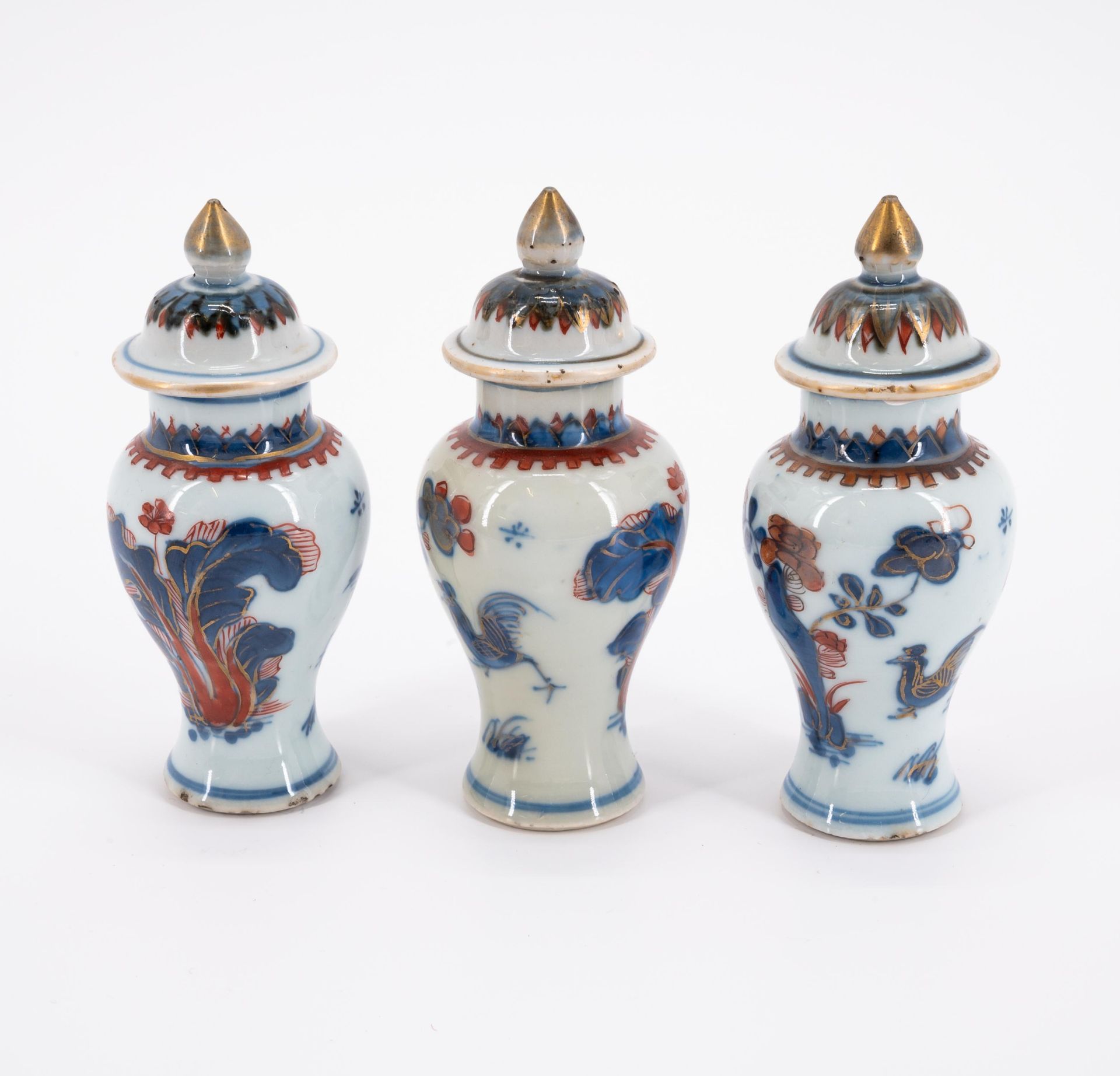 Japan: ENSEMBLE OF THREE PORCELAIN MINIATURE IMARI VASES AND LIDS AND TWO FUNNEL VASES - Image 7 of 11