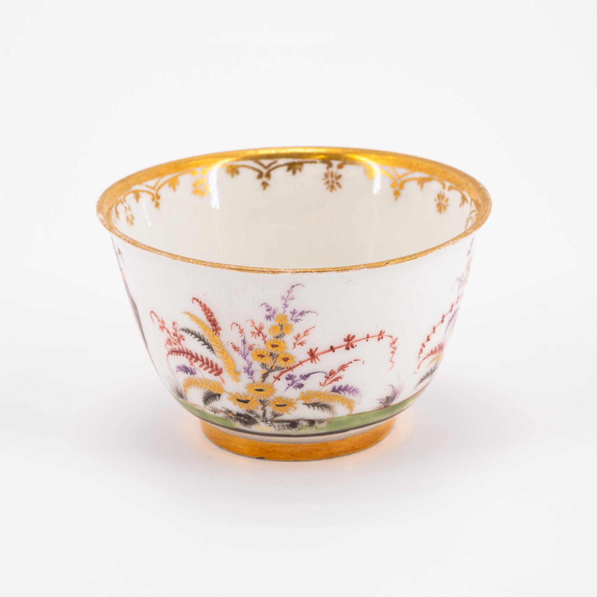 Meissen: ONE PORCELAIN TEA BOWL AND TWO SAUCERS WITH CHINOISERIES - Image 4 of 8