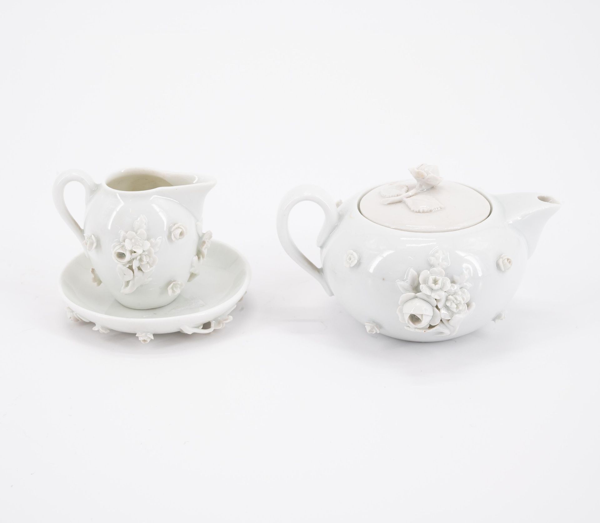 Meissen: THREE PORCELAIN MINIATURE TEAPOTS AND MINIATURE TABLEWARE - Image 3 of 9