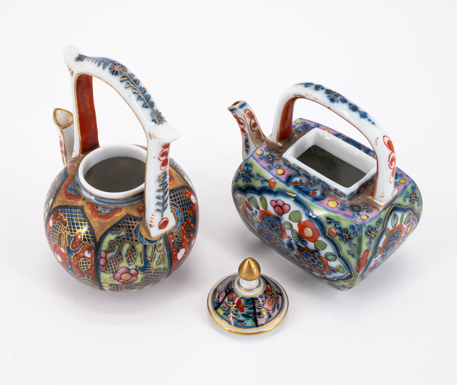 Meissen: ENSEMBLE OF TWO SMALL PORCELAIN TEA POTS IN THE IMARI STYLE - Image 4 of 5