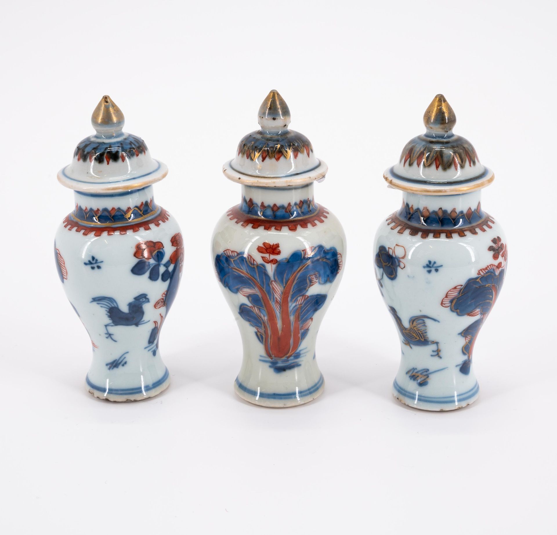 Japan: ENSEMBLE OF THREE PORCELAIN MINIATURE IMARI VASES AND LIDS AND TWO FUNNEL VASES - Image 8 of 11