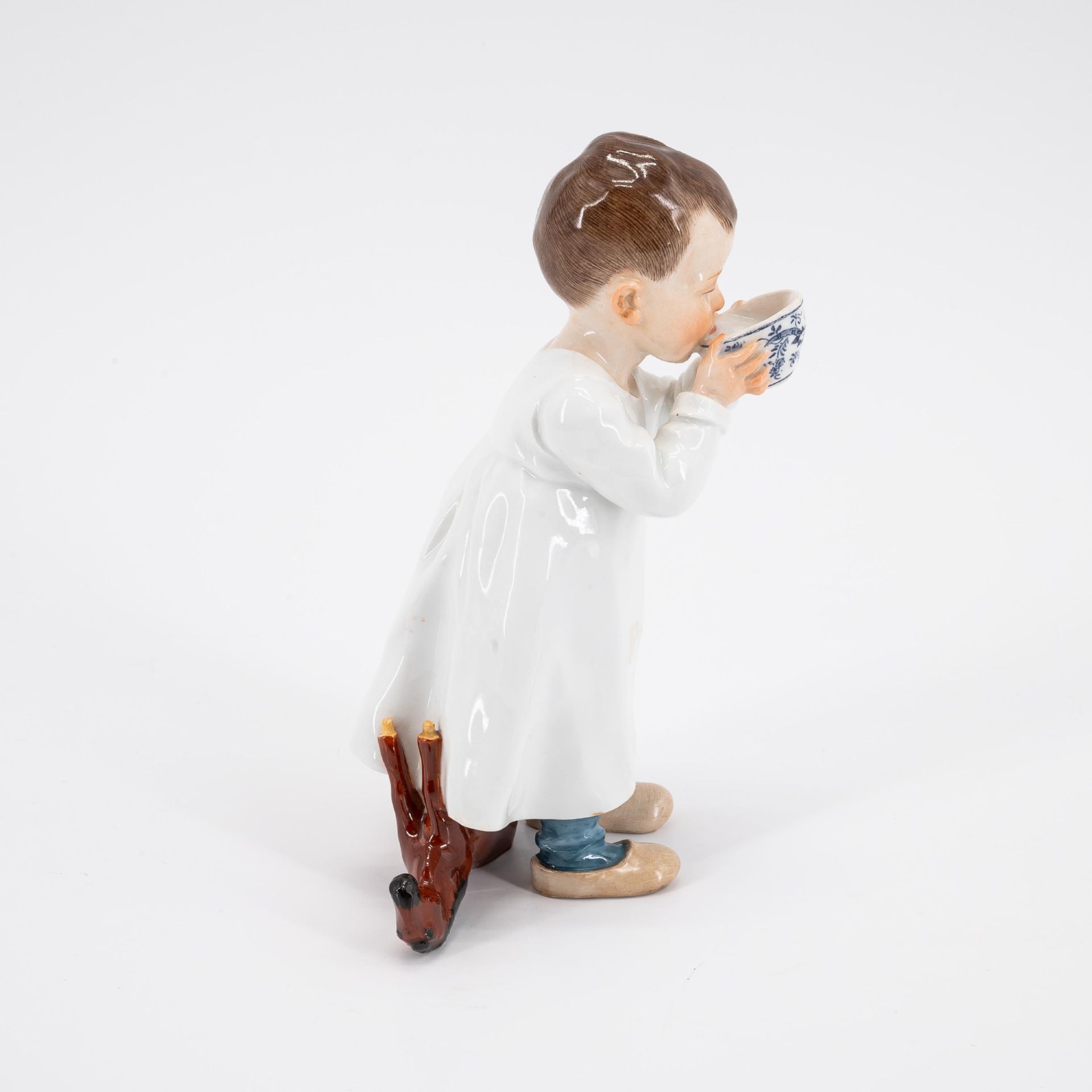 Meissen: PORCELAIN HENTSCHEL CHILD DRINKING FROM ONION PATTERN CUP - Image 4 of 5