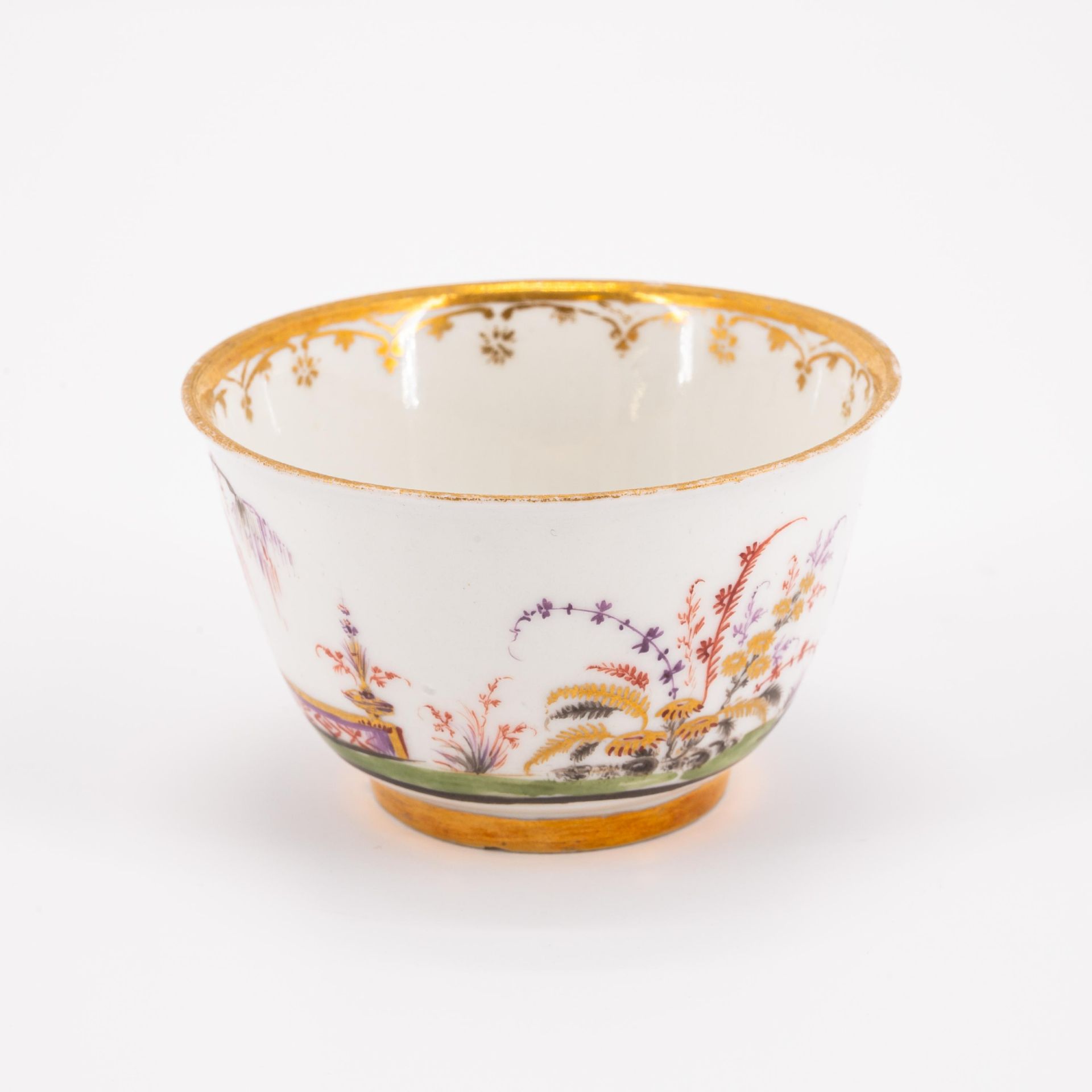 Meissen: ONE PORCELAIN TEA BOWL AND TWO SAUCERS WITH CHINOISERIES - Image 6 of 8