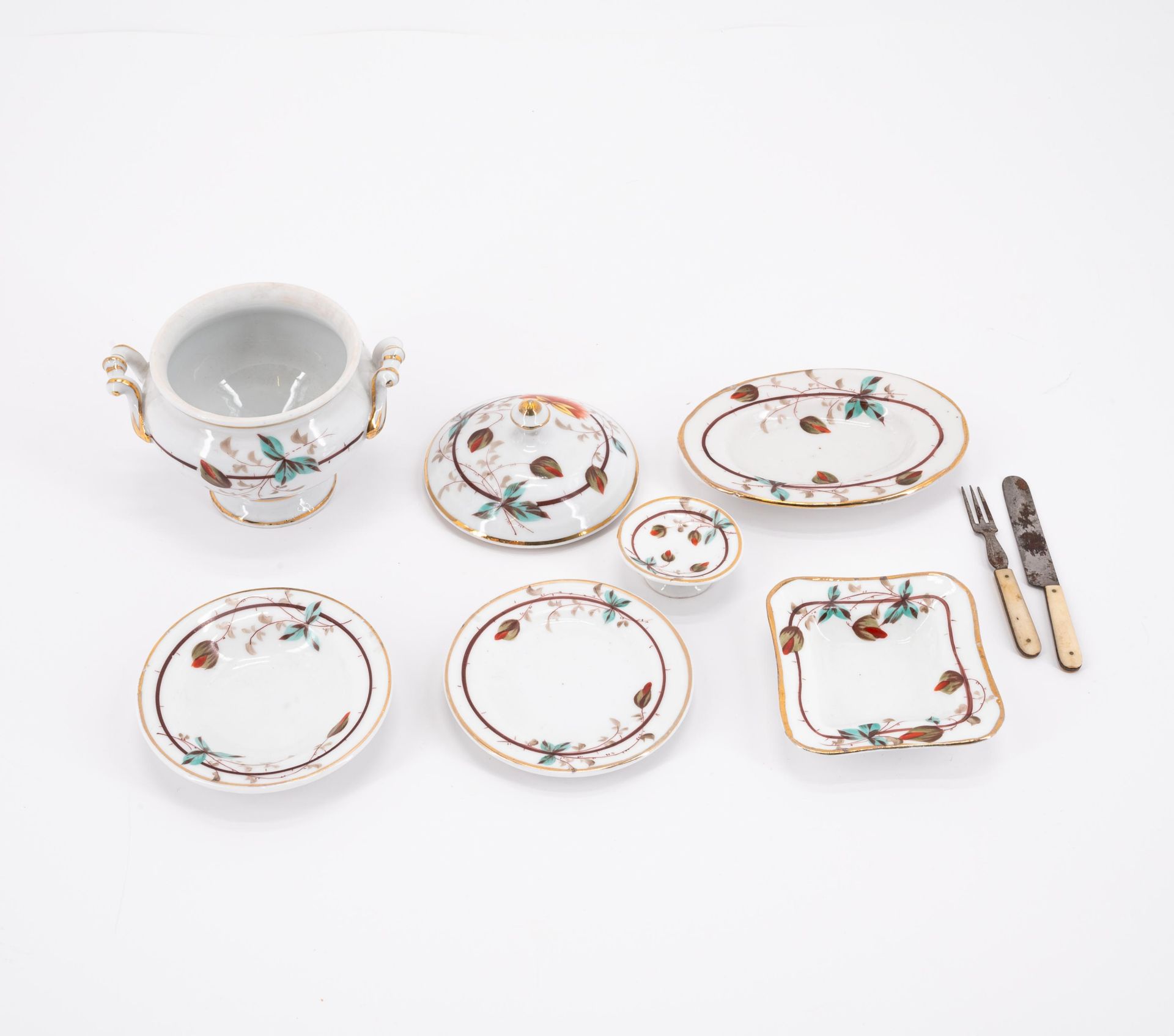 Meissen: SMALL MEISSEN PORCELAIN DOLL'S TEASERVICE AND A PORCELAIN DINNER-SERVICE - Image 2 of 6