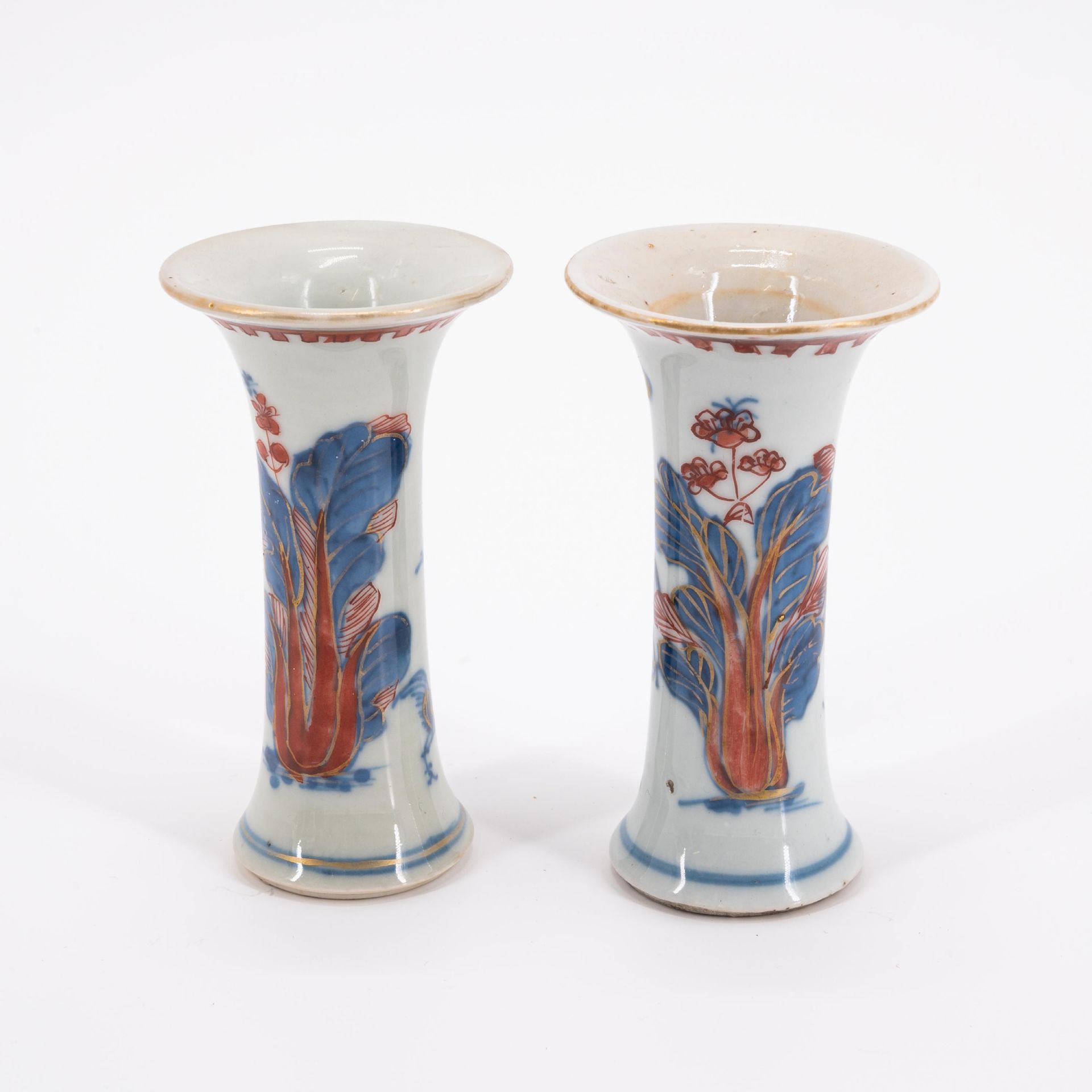 Japan: ENSEMBLE OF THREE PORCELAIN MINIATURE IMARI VASES AND LIDS AND TWO FUNNEL VASES - Image 3 of 11