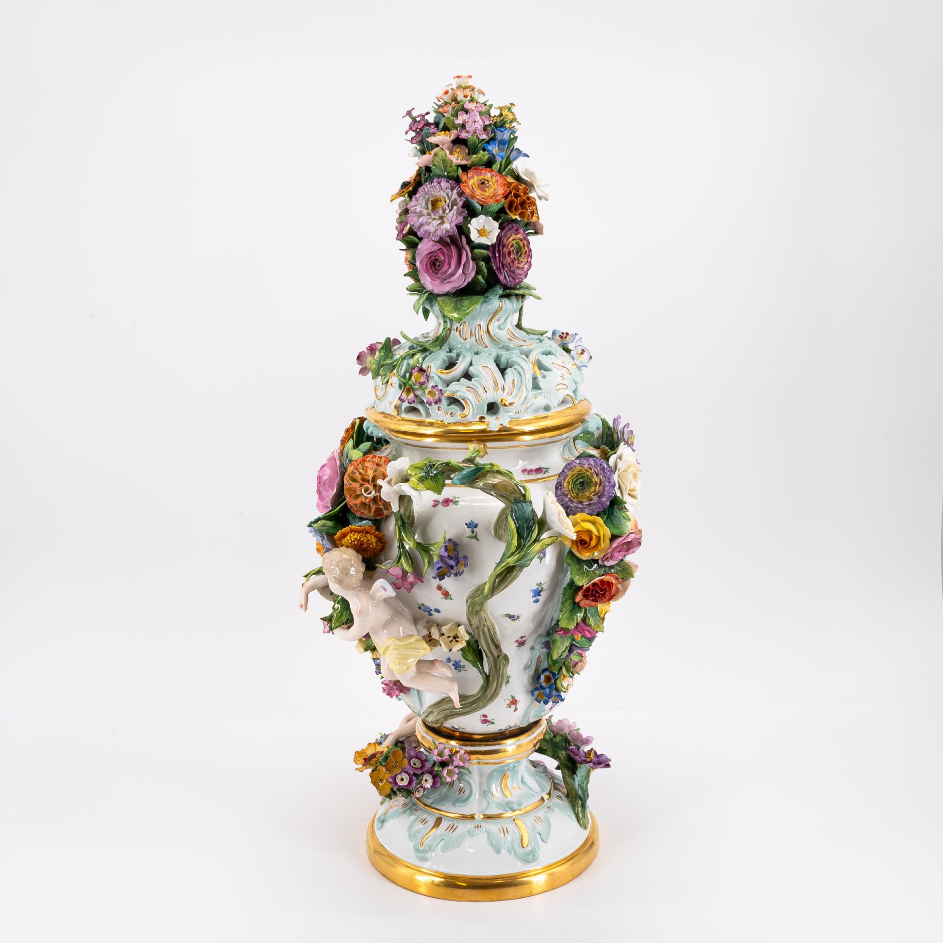 Meissen: LARGE POTOURRI-VASE & BASE WITH APPLIED BLOSSOMS AND GALLANTERY - Image 2 of 5