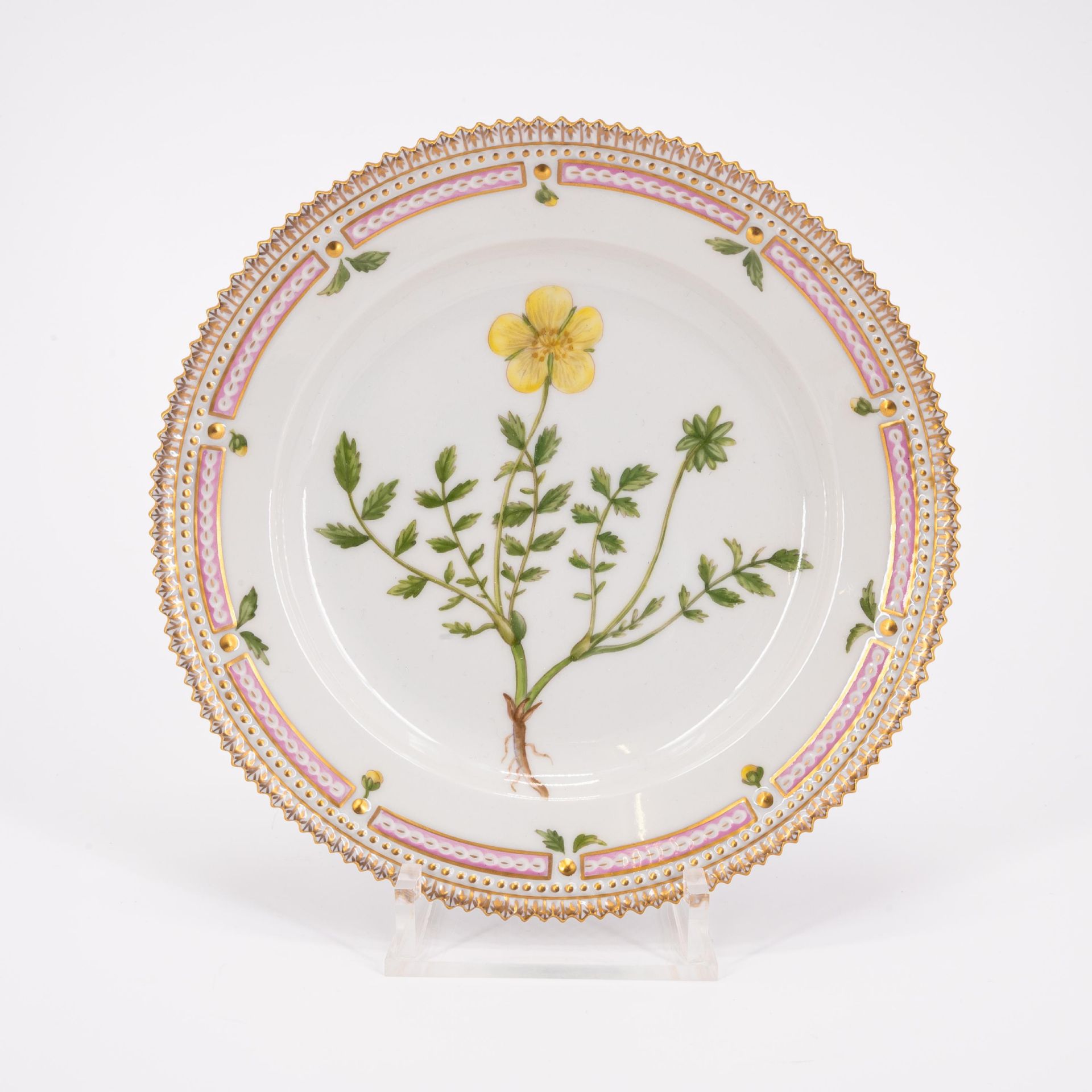 Royal Copenhagen: 95 PIECES FROM A 'FLORA DANICA' DINING SERVICE - Image 20 of 26