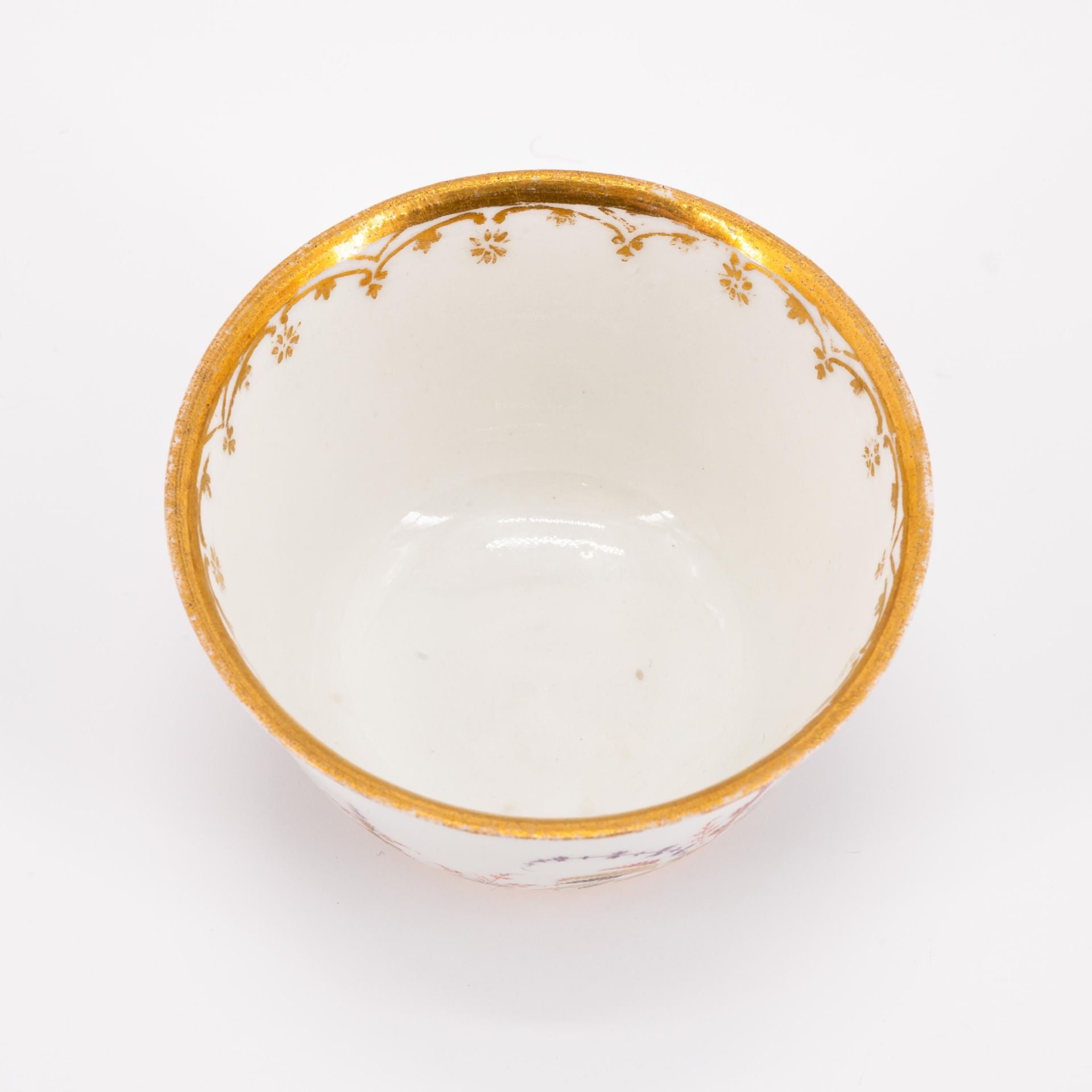 Meissen: ONE PORCELAIN TEA BOWL AND TWO SAUCERS WITH CHINOISERIES - Image 7 of 8