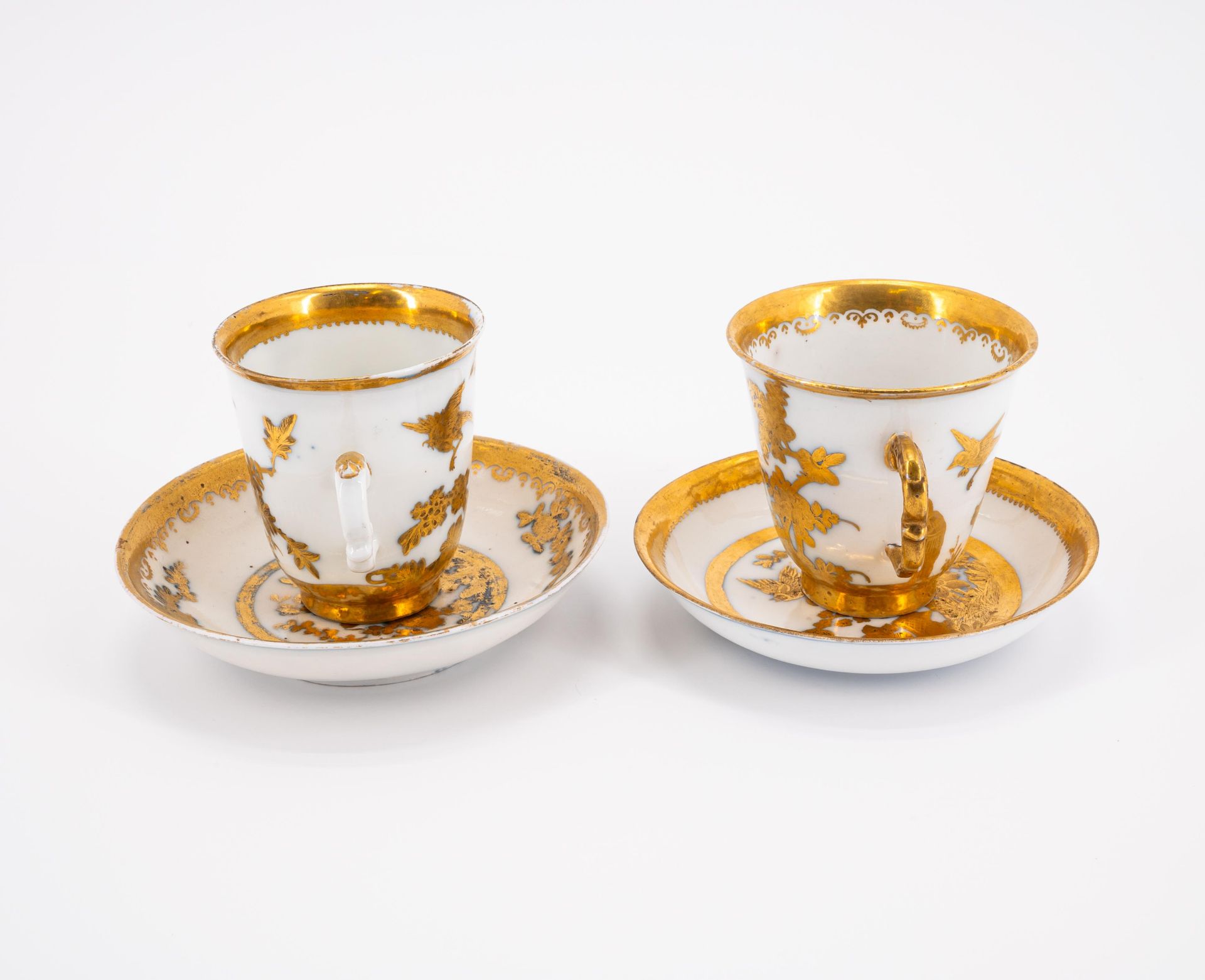 Meissen: TWO PORCELAIN BEAKERS WITH DOUBLE HANDLE WITH SAUCERS AND DECORATED-OVER THREE FRIENDS DECO - Image 4 of 6