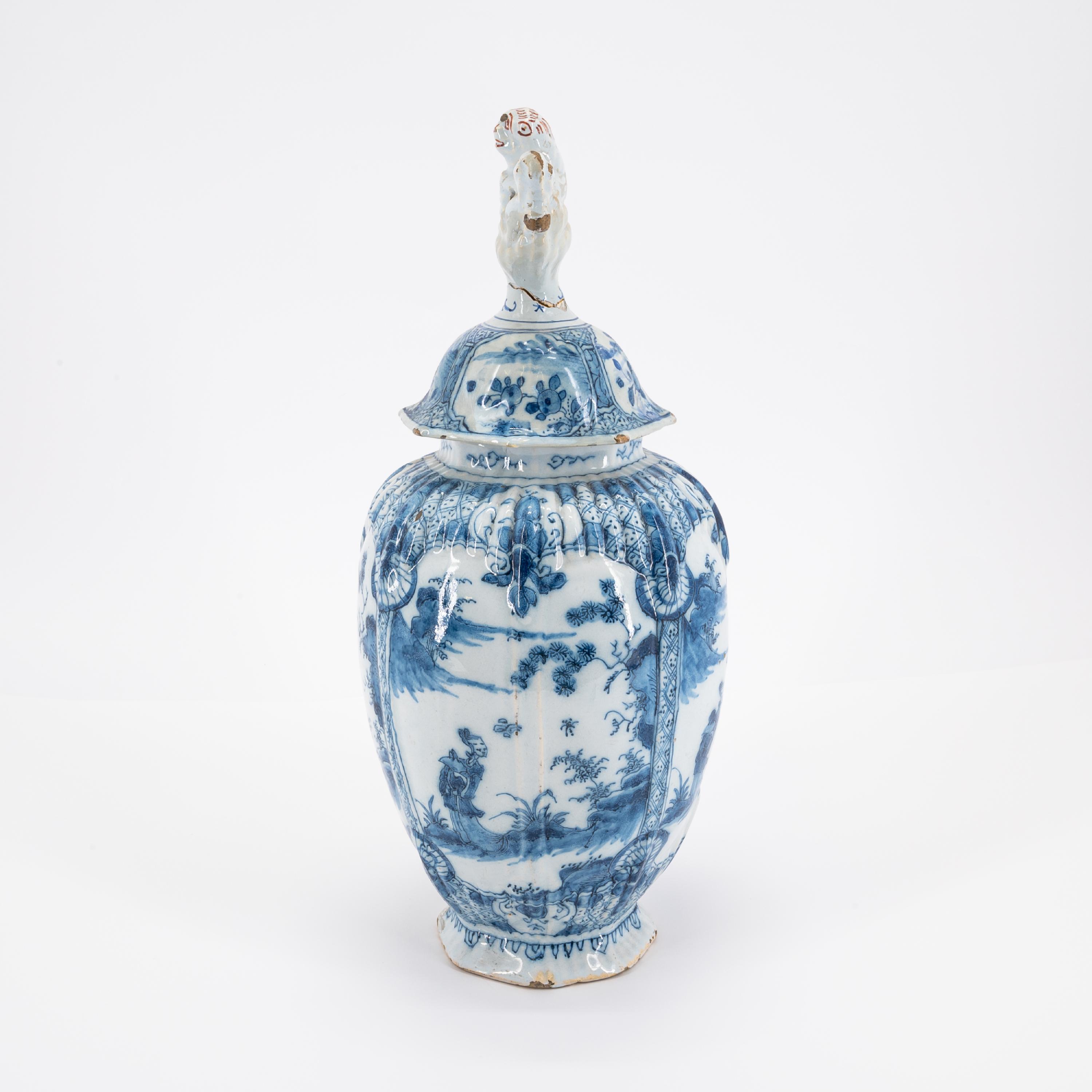 Jacob van der Kool - De Grieksche A: SUITE OF THREE LIDDED FAIENCE VASES WITH CHINOISERIES - Image 2 of 11