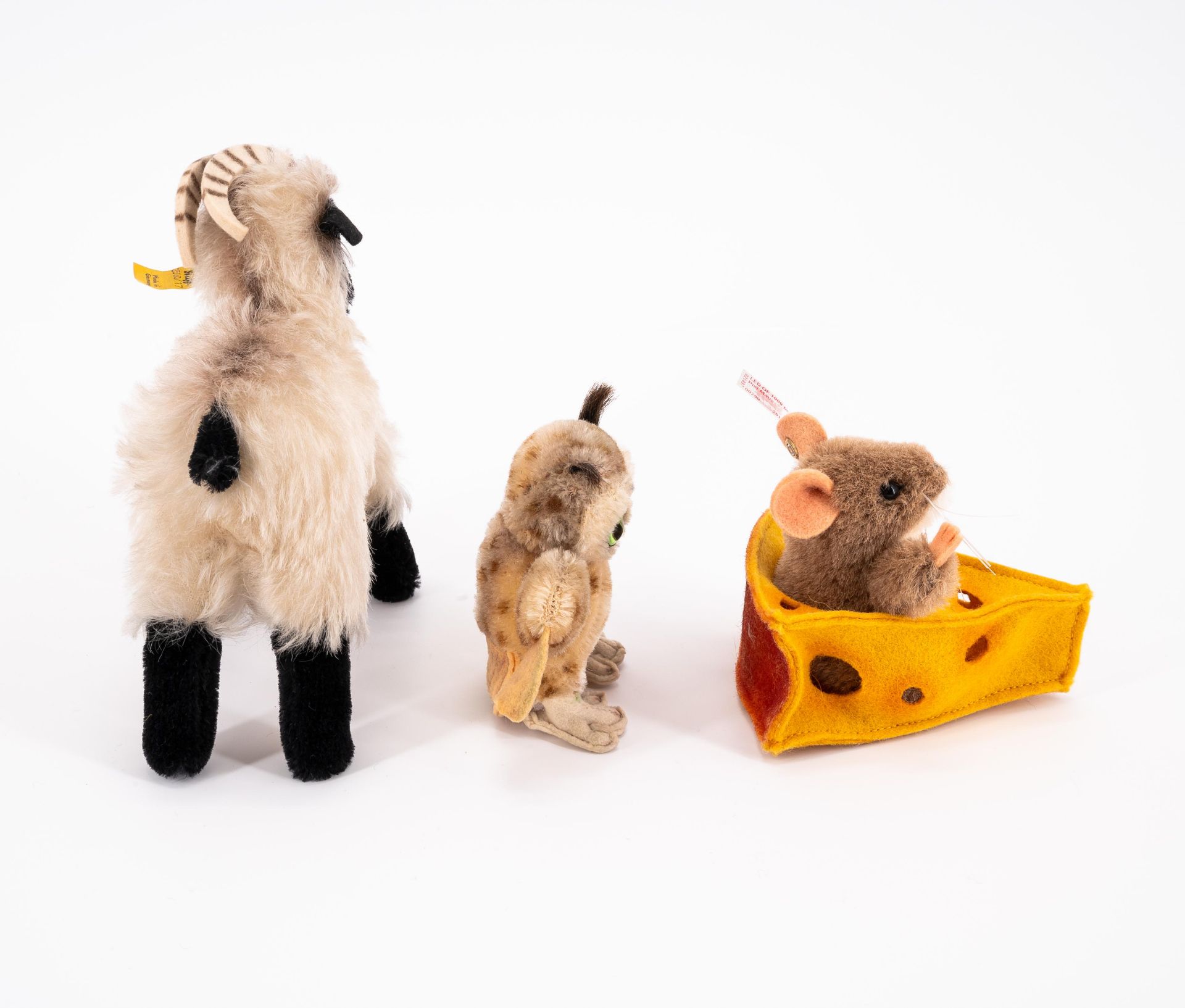 Steiff: ENSEMBLE OF FOUR STEIFF ANIMALS MADE OF FABRIC, COTTON WOOL AND WOOD - Image 8 of 10