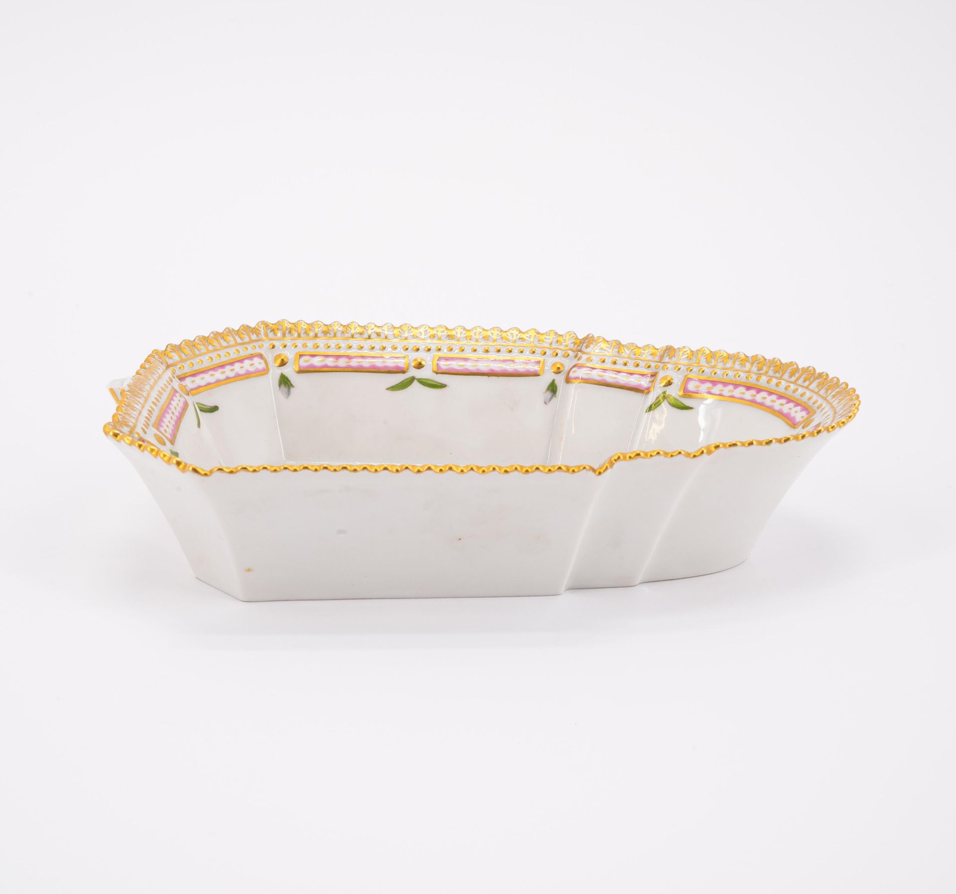 Royal Copenhagen: 95 PIECES FROM A 'FLORA DANICA' DINING SERVICE - Image 7 of 26