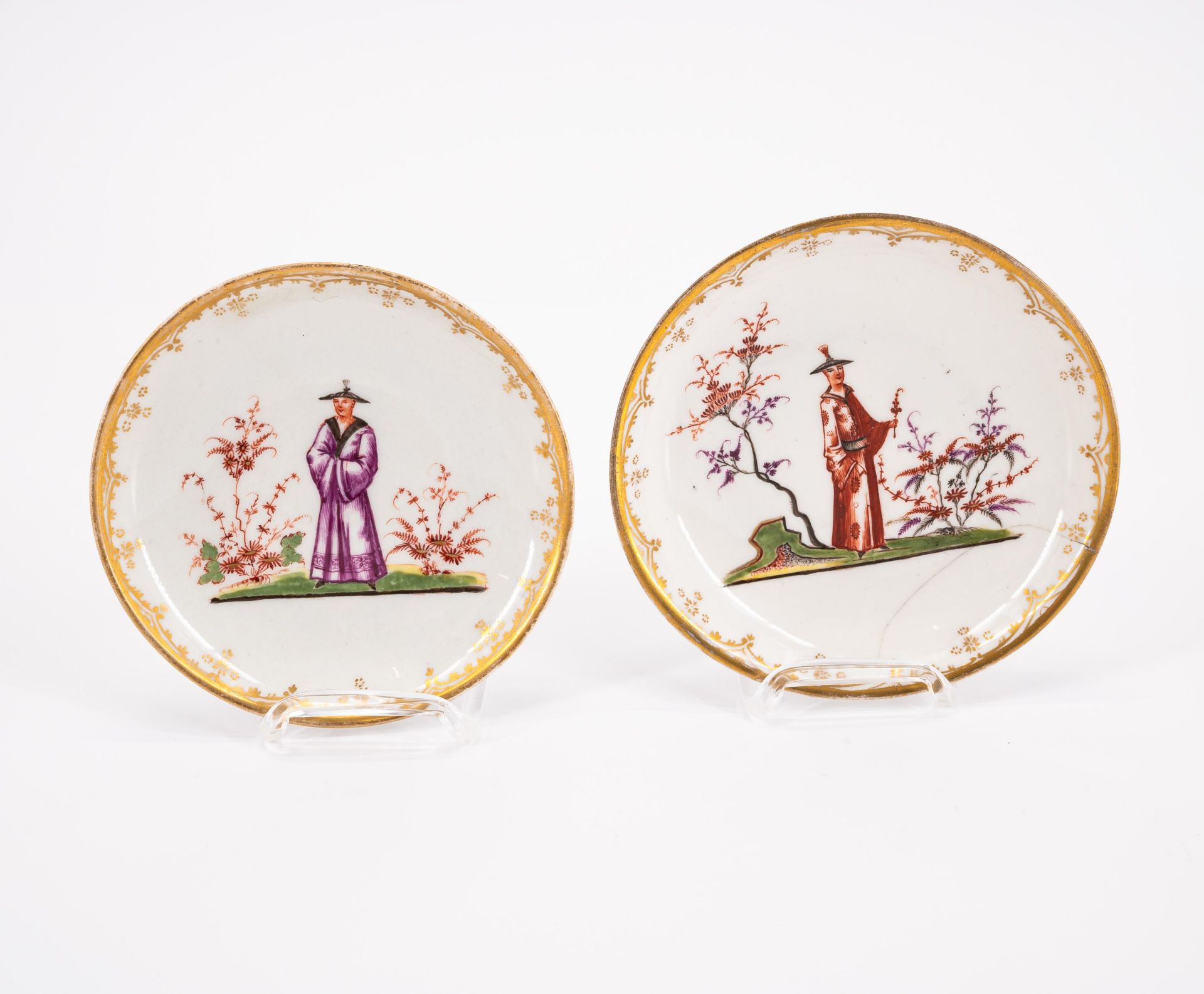 Meissen: ONE PORCELAIN TEA BOWL AND TWO SAUCERS WITH CHINOISERIES - Image 2 of 8