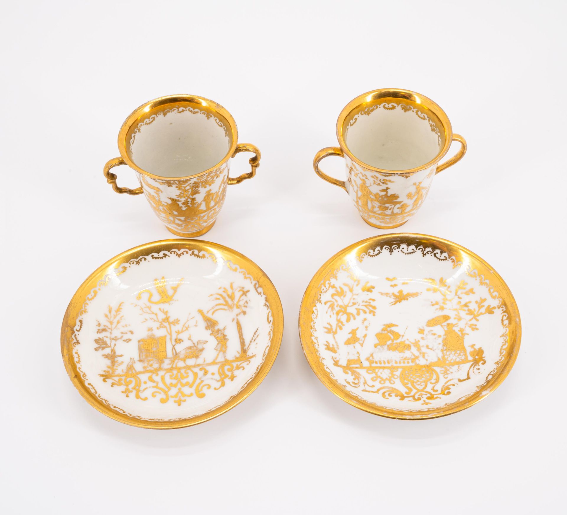 Meissen: TWO PORCELAIN BEAKERS WITH DOUBLE HANDLE AND SAUCERS WITH GOLDEN CHINOISERIES - Image 5 of 6