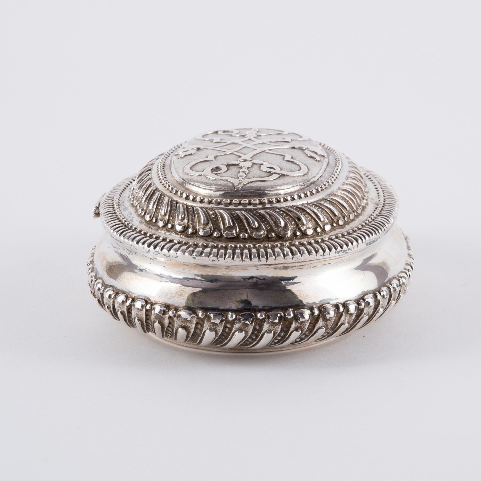 Johannes I Treffler: VERY LARGE OVAL SILVER RÉGENCE BOX WITH STRAP WORK - Image 4 of 7