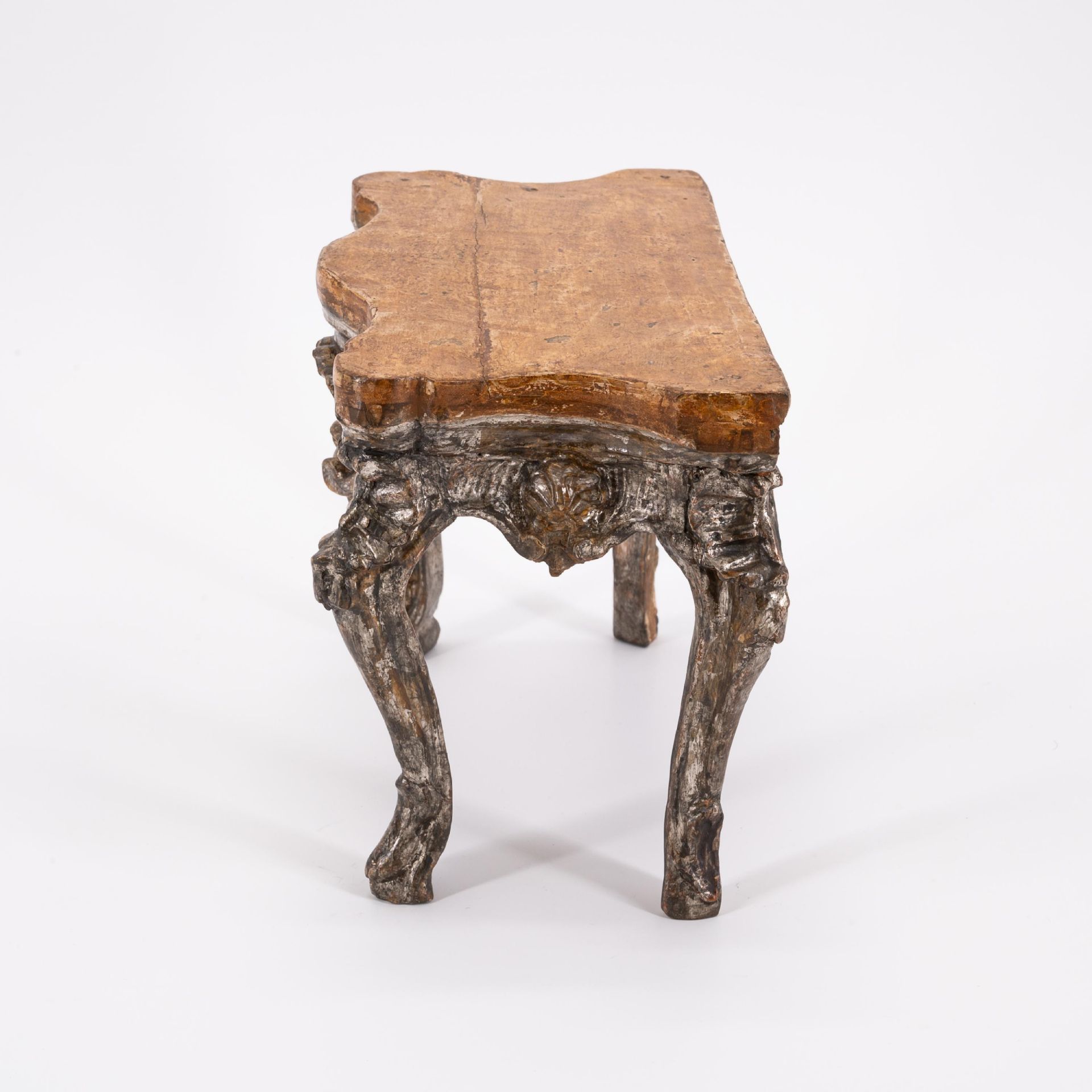 Venice: SMALL WOODEN MINIATURE CONSOLE TABLE WITH TROMPE L'OEUIL MARBLE PLATE - Image 4 of 6