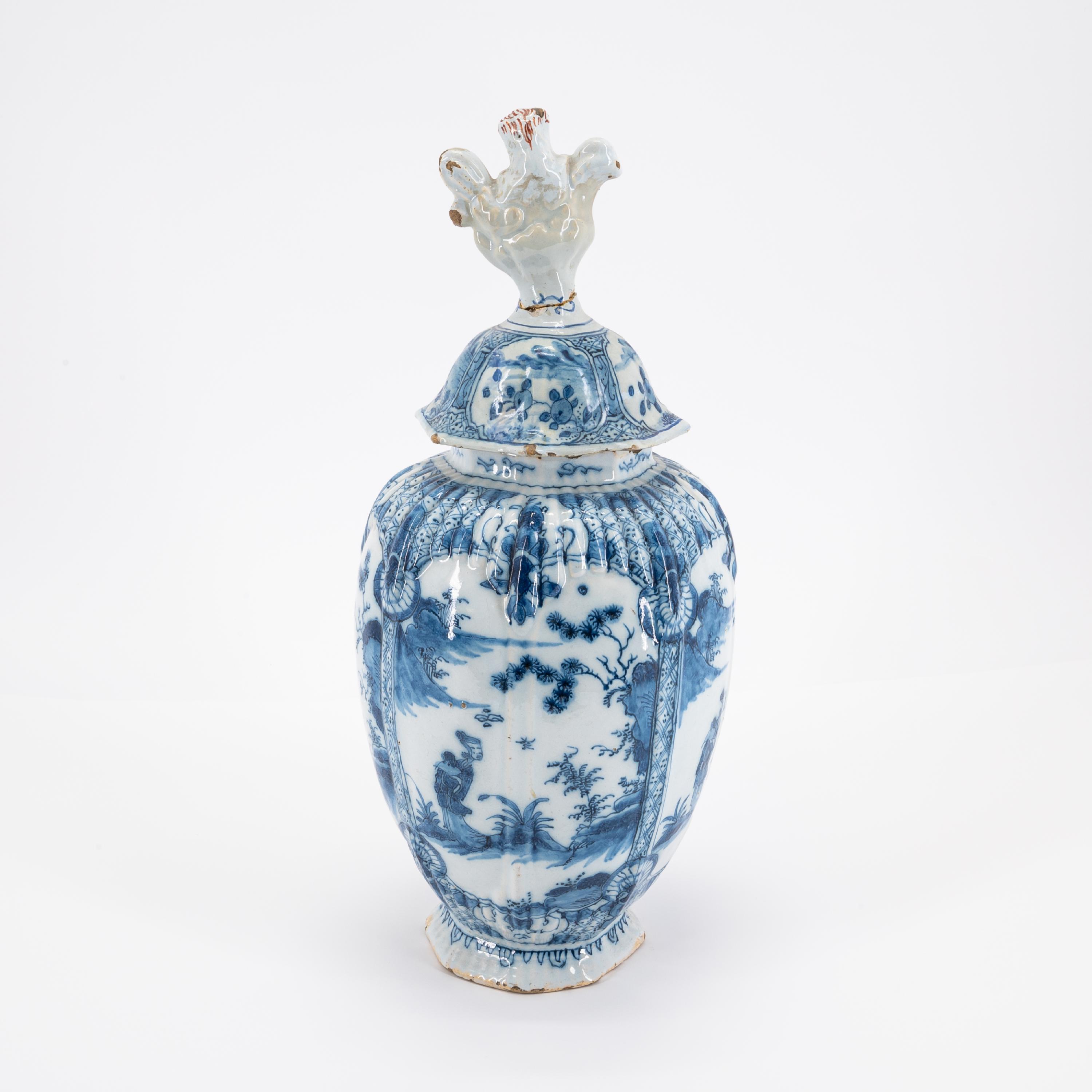 Jacob van der Kool - De Grieksche A: SUITE OF THREE LIDDED FAIENCE VASES WITH CHINOISERIES - Image 3 of 11