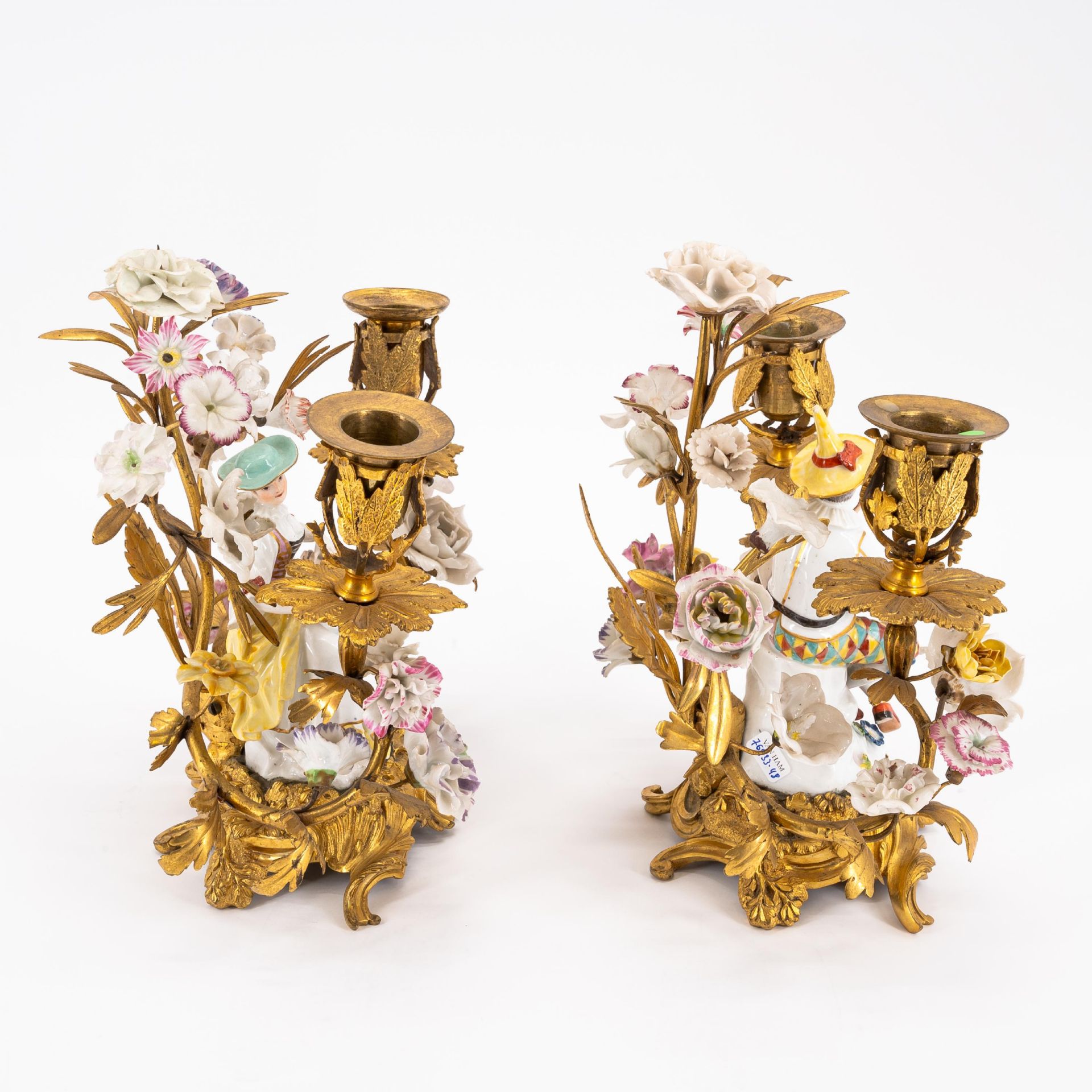 France: PAIR OF GILT BRONZE CANDELABRAS WITH TENDRIL BRANCHES AND PORCELAIN MUSICIANS - Image 4 of 5
