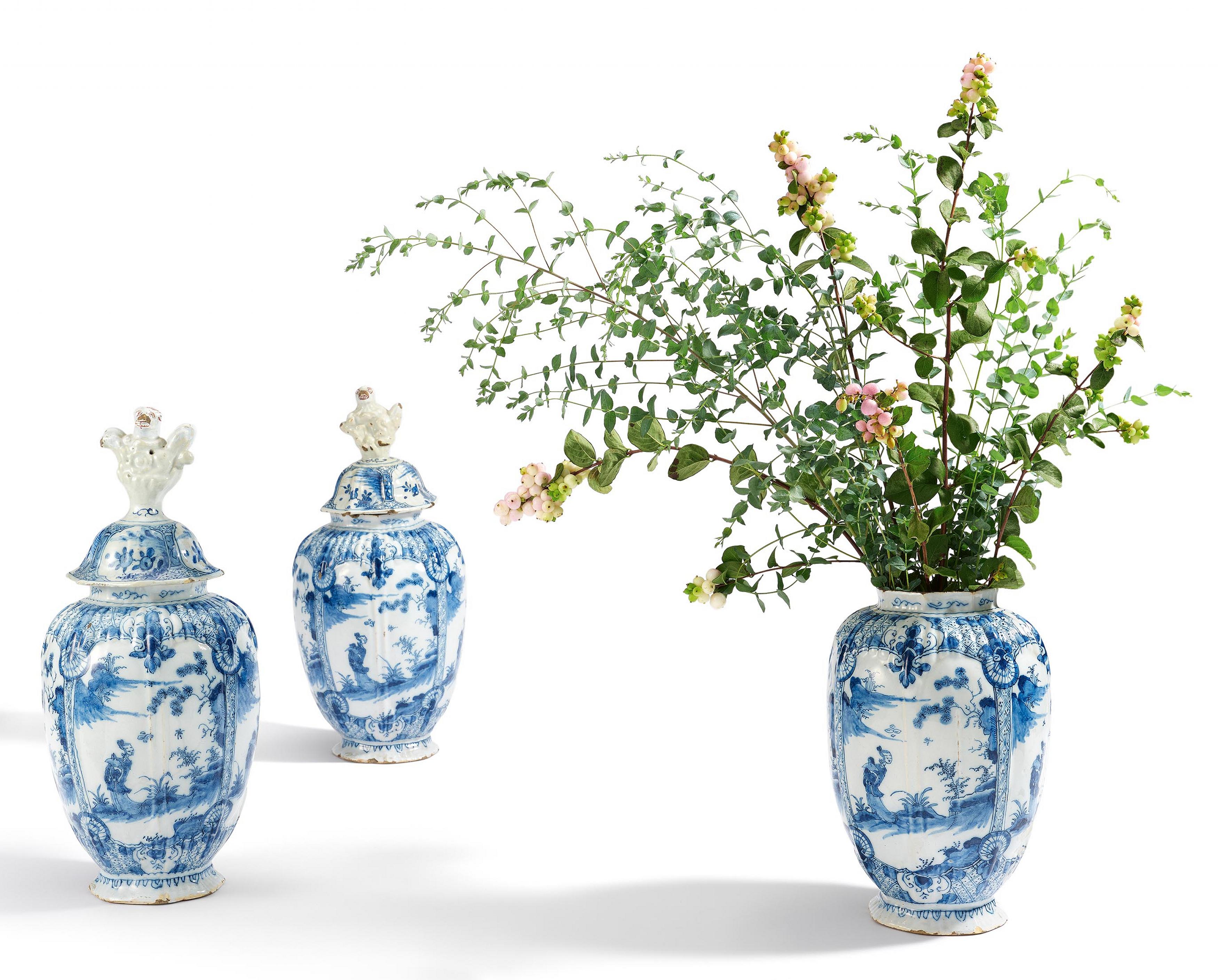 Jacob van der Kool - De Grieksche A: SUITE OF THREE LIDDED FAIENCE VASES WITH CHINOISERIES