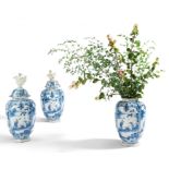 Jacob van der Kool - De Grieksche A: SUITE OF THREE LIDDED FAIENCE VASES WITH CHINOISERIES