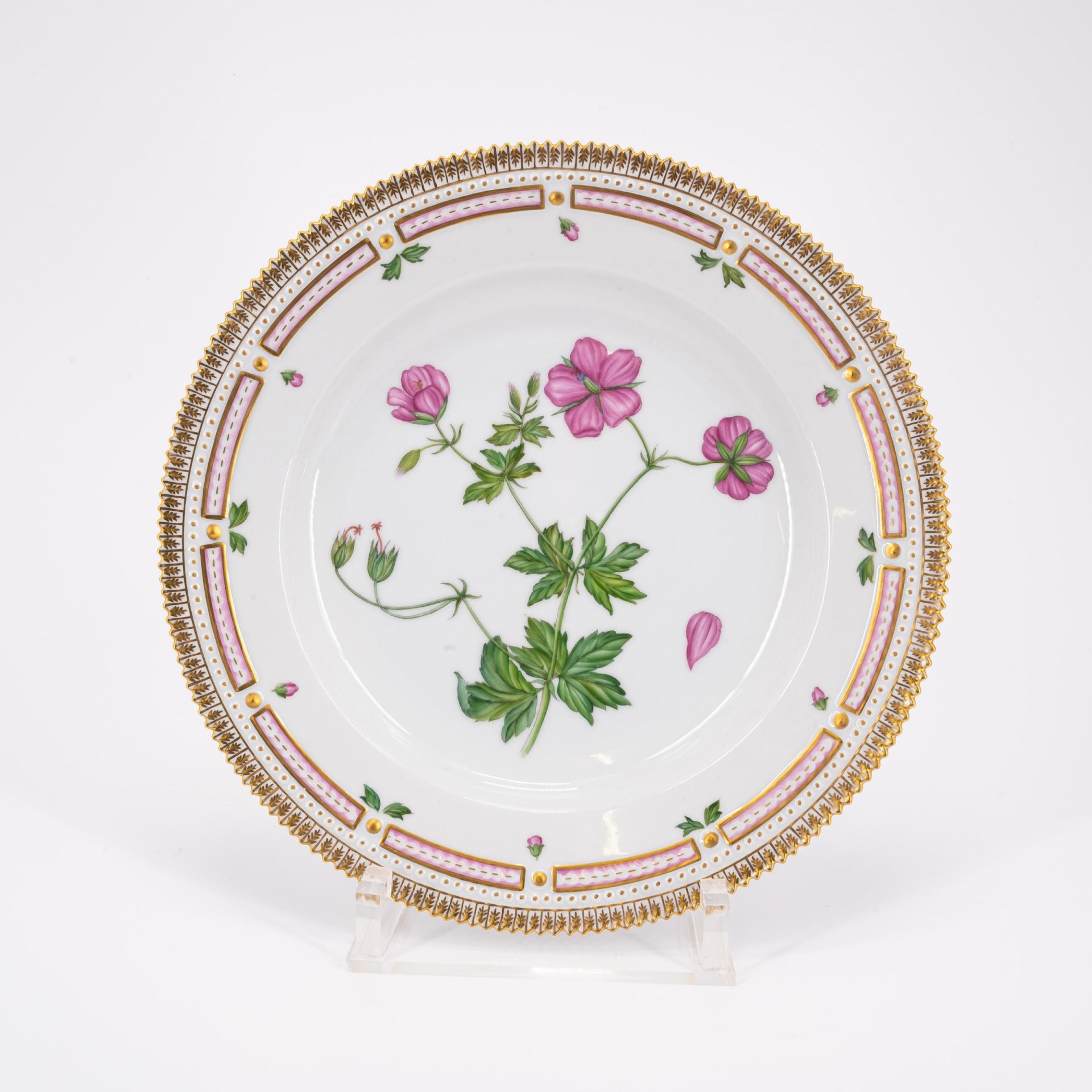 Royal Copenhagen: 95 PIECES FROM A 'FLORA DANICA' DINING SERVICE - Image 18 of 26