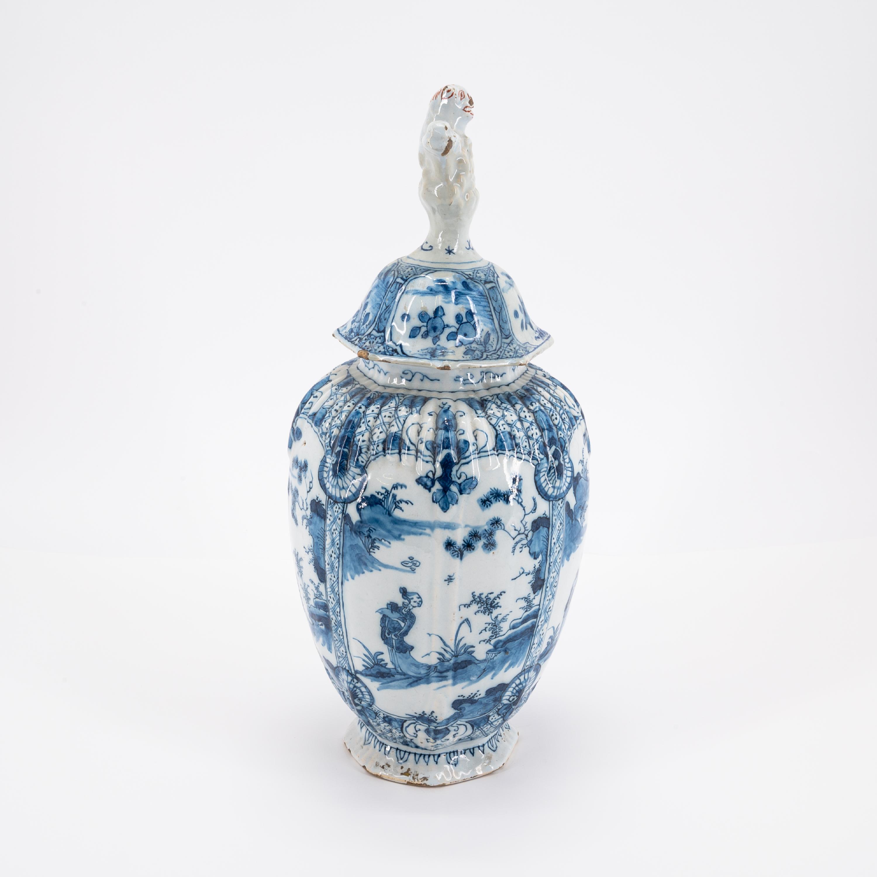 Jacob van der Kool - De Grieksche A: SUITE OF THREE LIDDED FAIENCE VASES WITH CHINOISERIES - Image 9 of 11