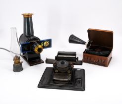 Kinderschreibmaschine, Kleine Laterna Magica, Puppengrammophon "Pigmyphone"