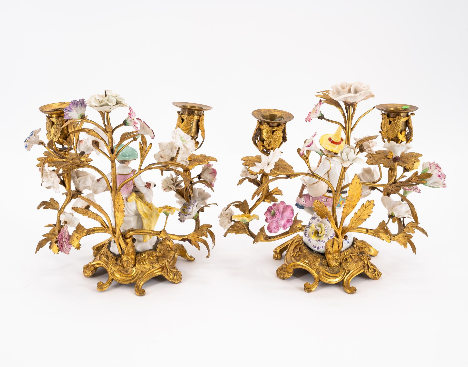 France: PAIR OF GILT BRONZE CANDELABRAS WITH TENDRIL BRANCHES AND PORCELAIN MUSICIANS - Image 3 of 5