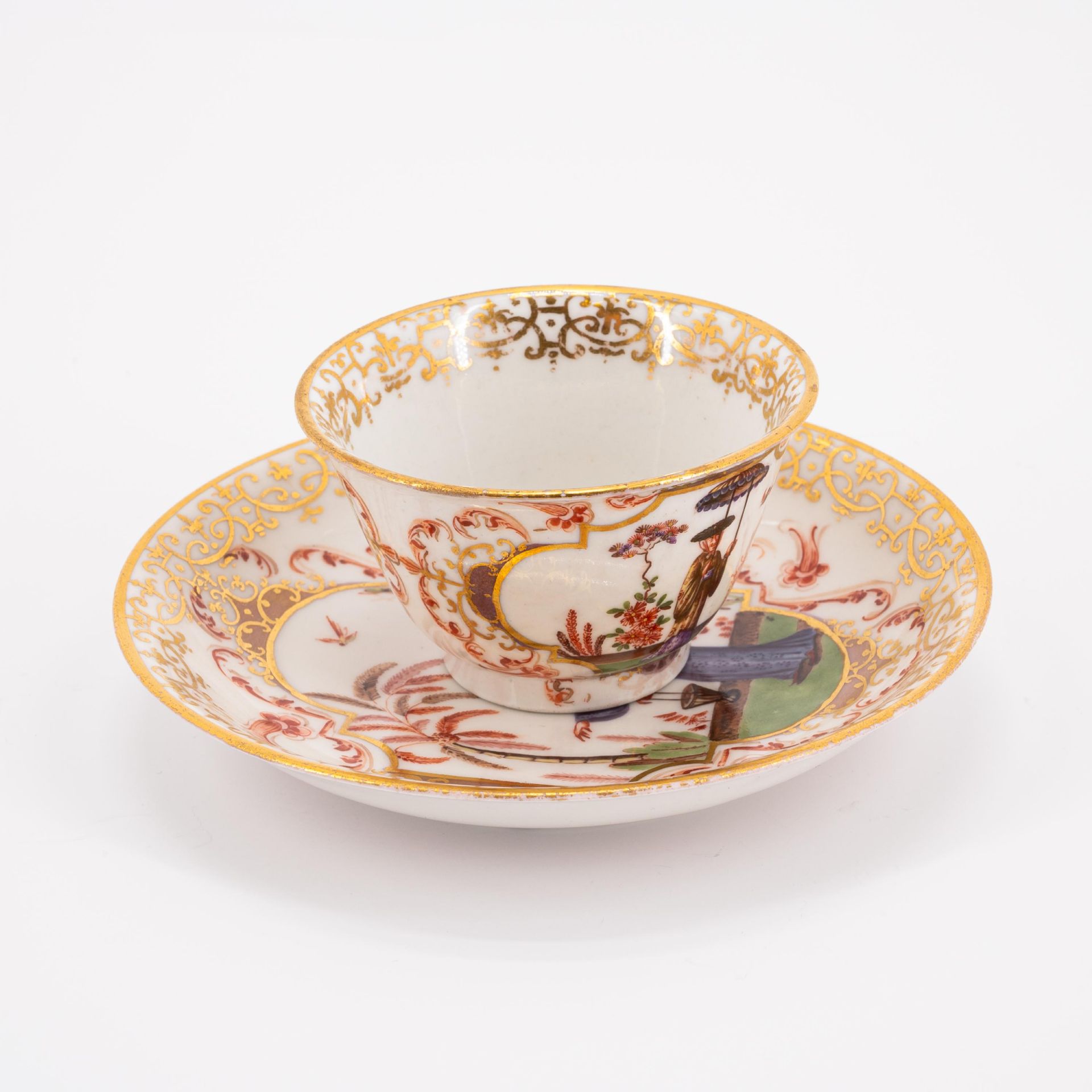 Meissen: PORCELAIN TEA BOWL AND SAUCER WITH LARGE CARTOUCHES OF CHINOISERIES - Image 4 of 6