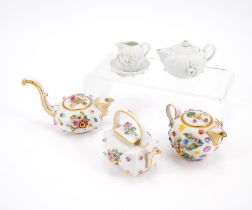 Meissen: Drei Miniatur-Teekännchen und Miniatur-Geschirrteile