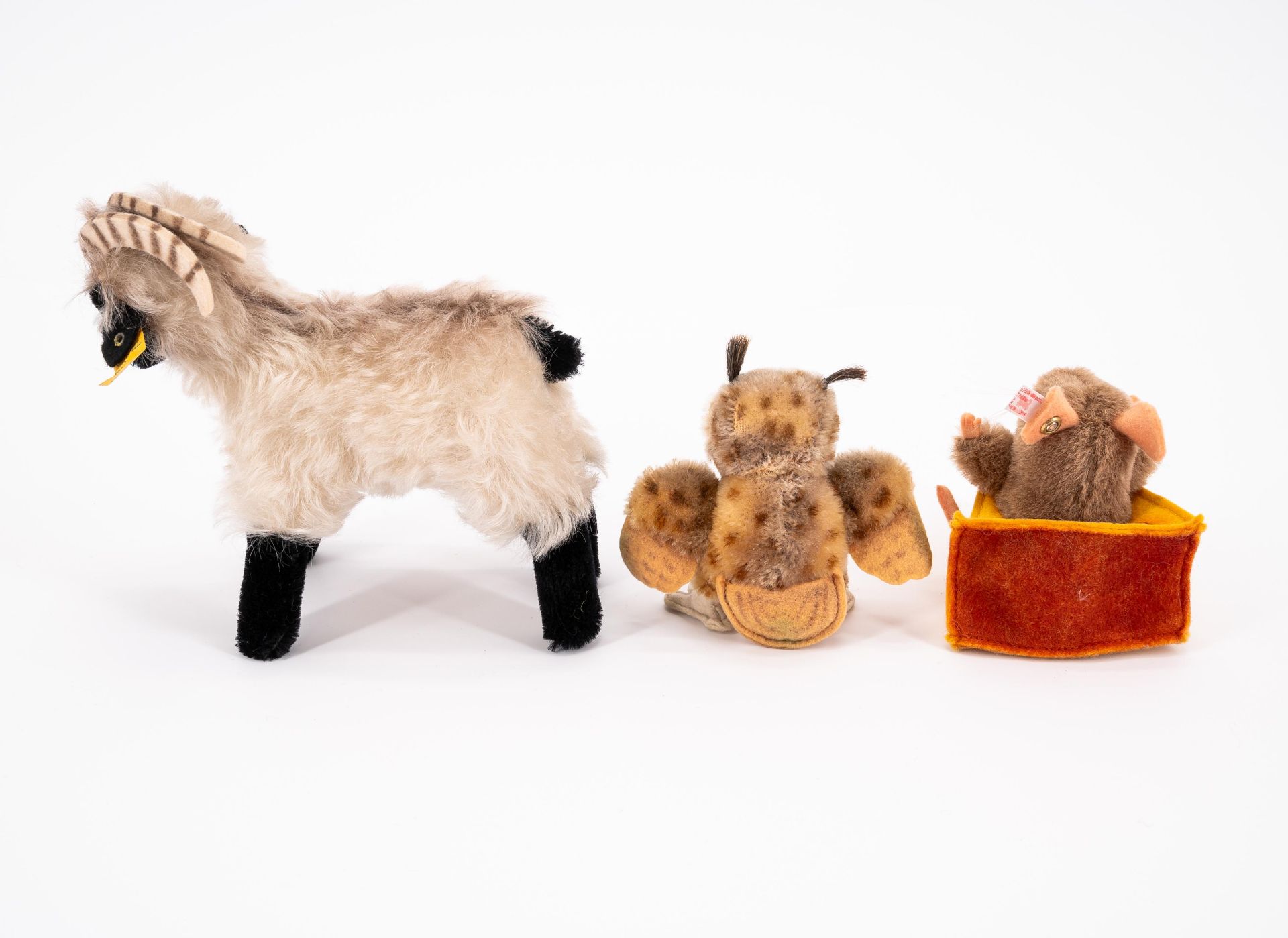 Steiff: ENSEMBLE OF FOUR STEIFF ANIMALS MADE OF FABRIC, COTTON WOOL AND WOOD - Image 7 of 10