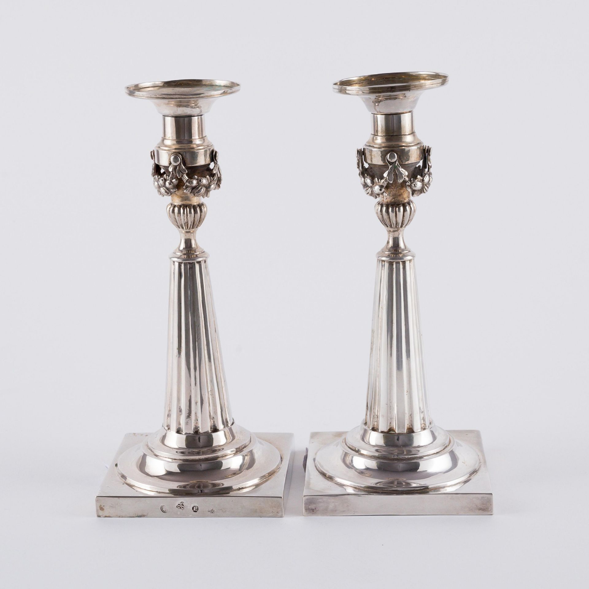 Carl Gottlieb Gröger: PAIR OF SILVER CANDLESTICKS WITH FLUTED SHAFT AND FESTOONS - Image 4 of 6