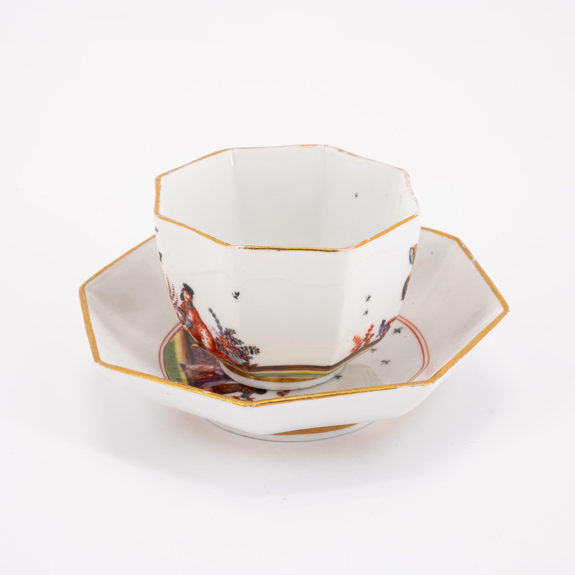 Meissen: OCTAGONAL PORCELAIN CUP AND SAUCER WITH CHINOISERIES - Image 2 of 6