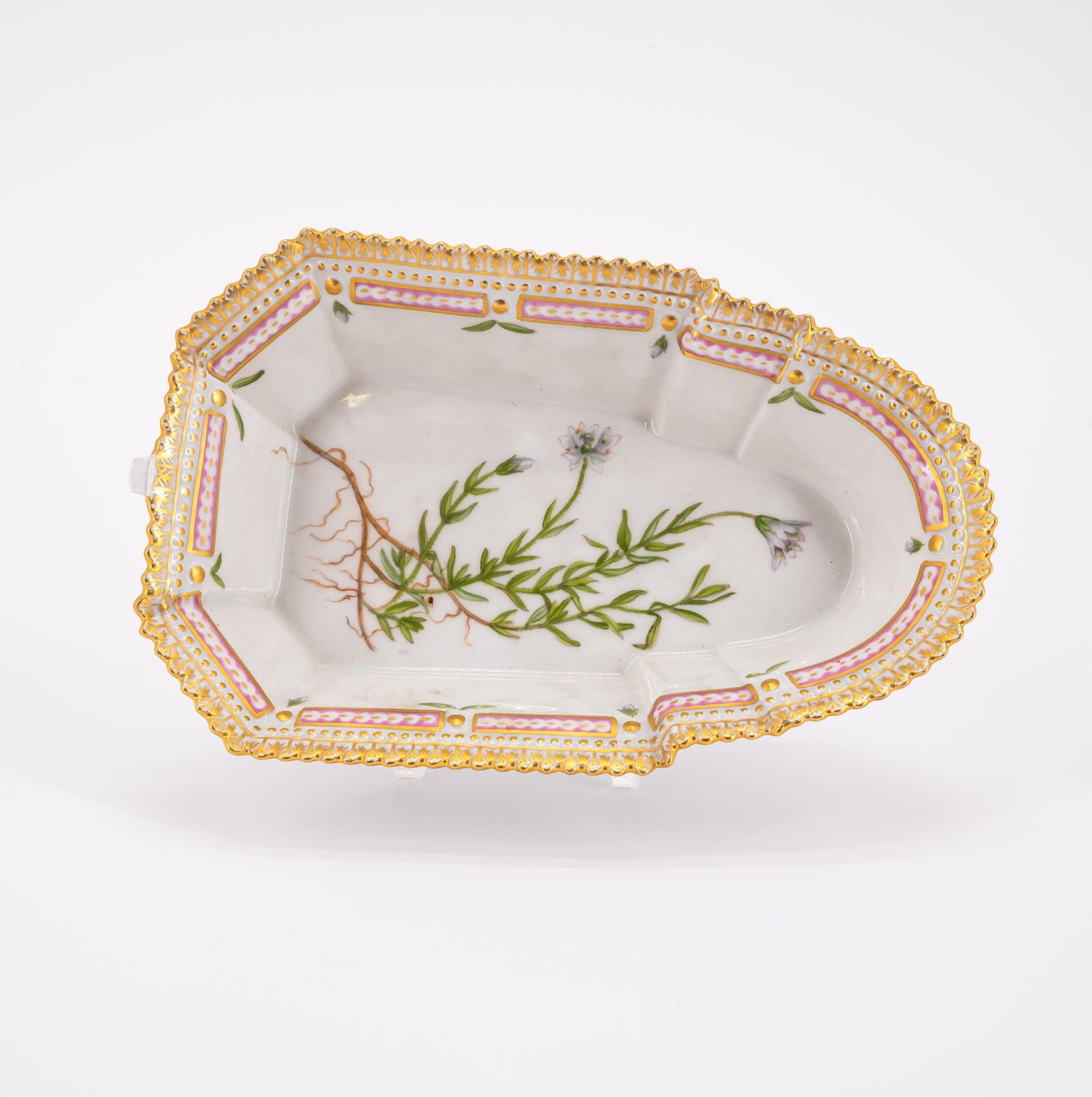 Royal Copenhagen: 95 PIECES FROM A 'FLORA DANICA' DINING SERVICE - Image 8 of 26