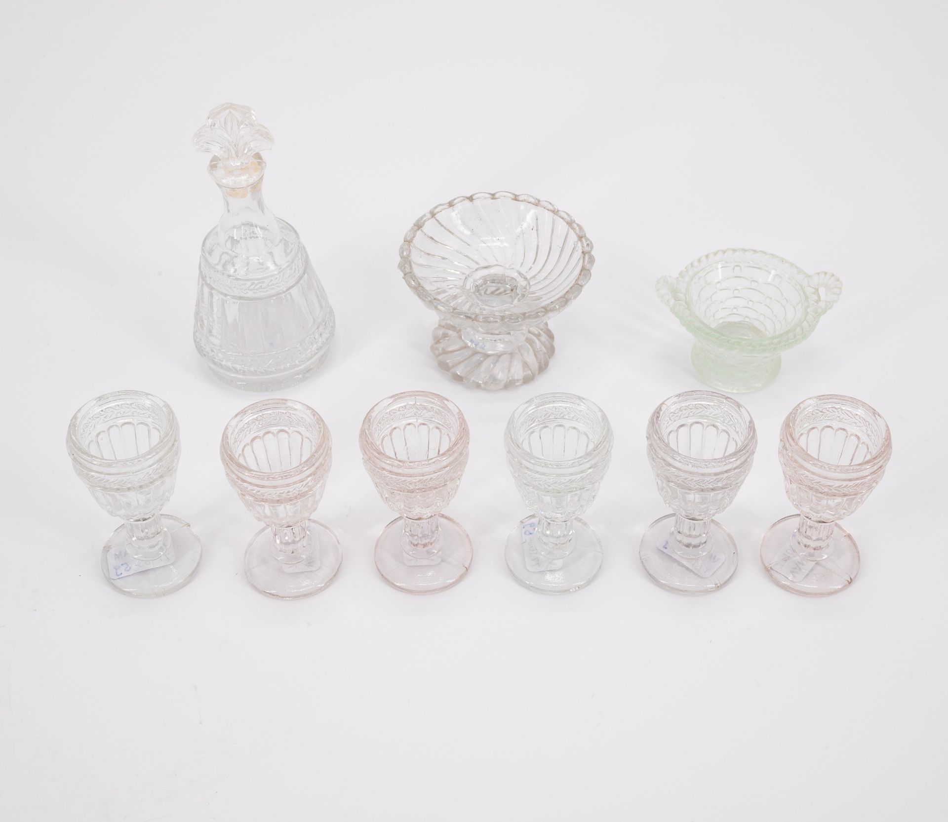 ENSEMBLE OF DOLL'S GLASSWARE MADE OF PRESSED GLASS AND PLASTIC - Image 3 of 3