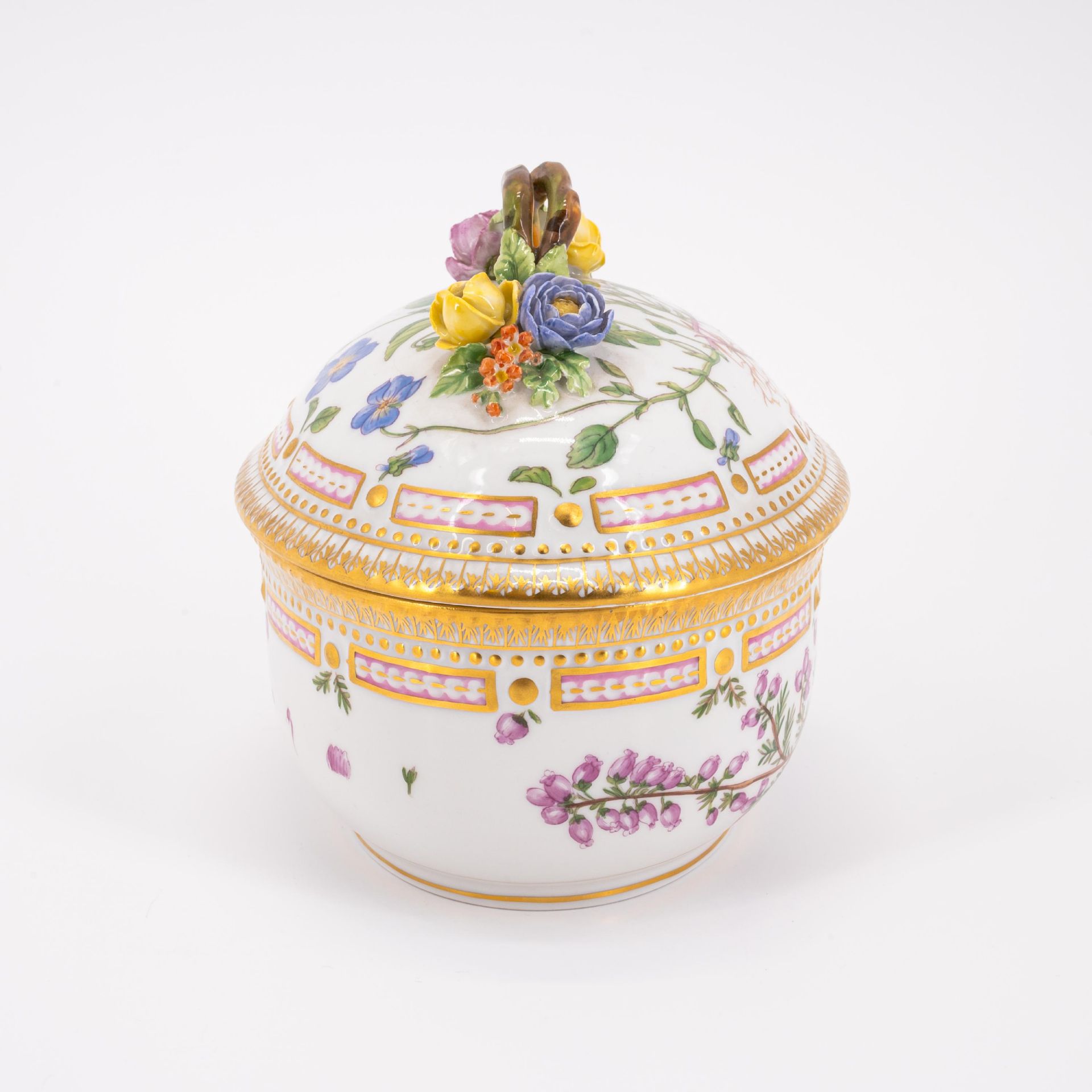 Royal Copenhagen: 95 PIECES FROM A 'FLORA DANICA' DINING SERVICE - Image 15 of 26