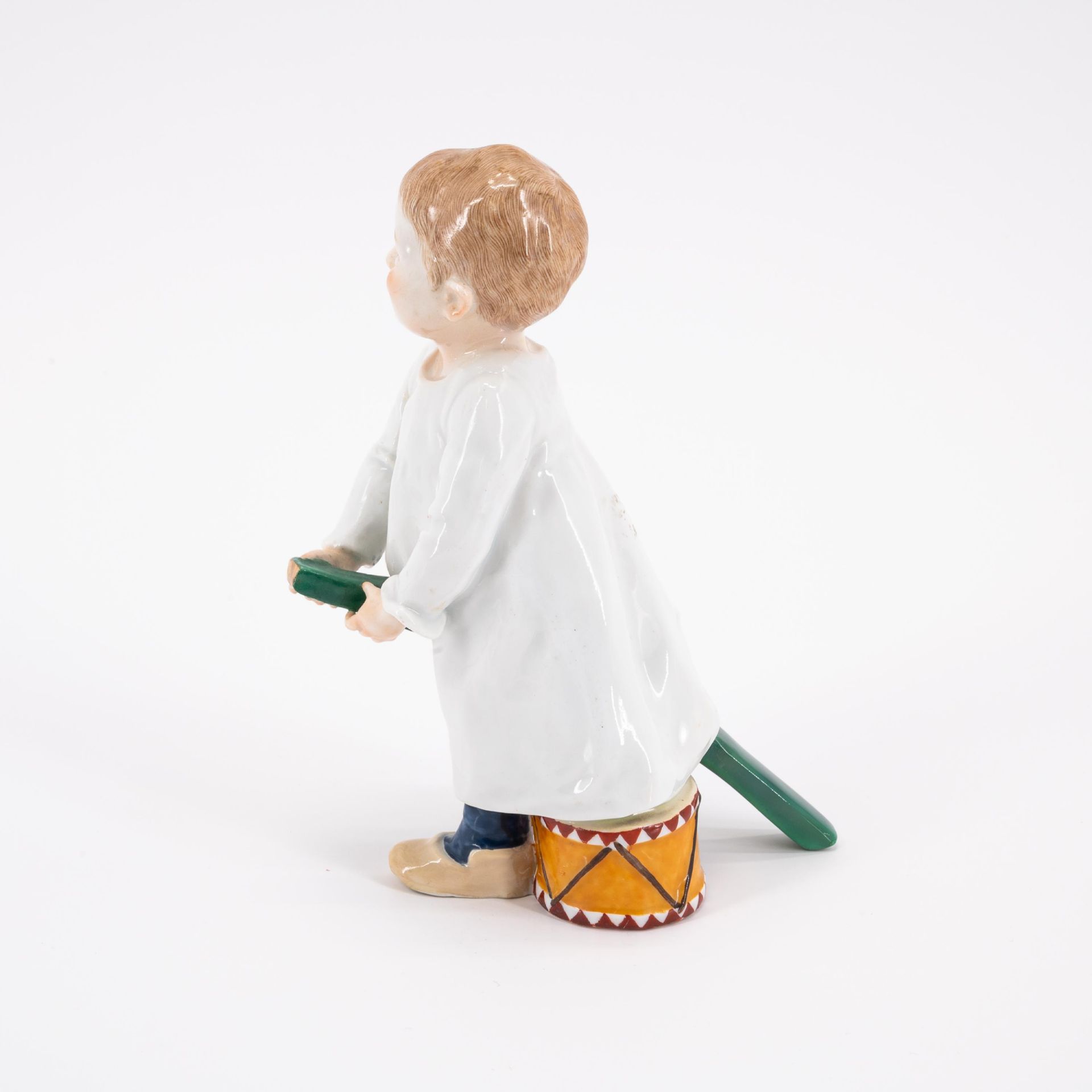 Meissen: PORCELAIN FIGURINE OF A BOY WITH STICK AND DRUM - Image 2 of 5
