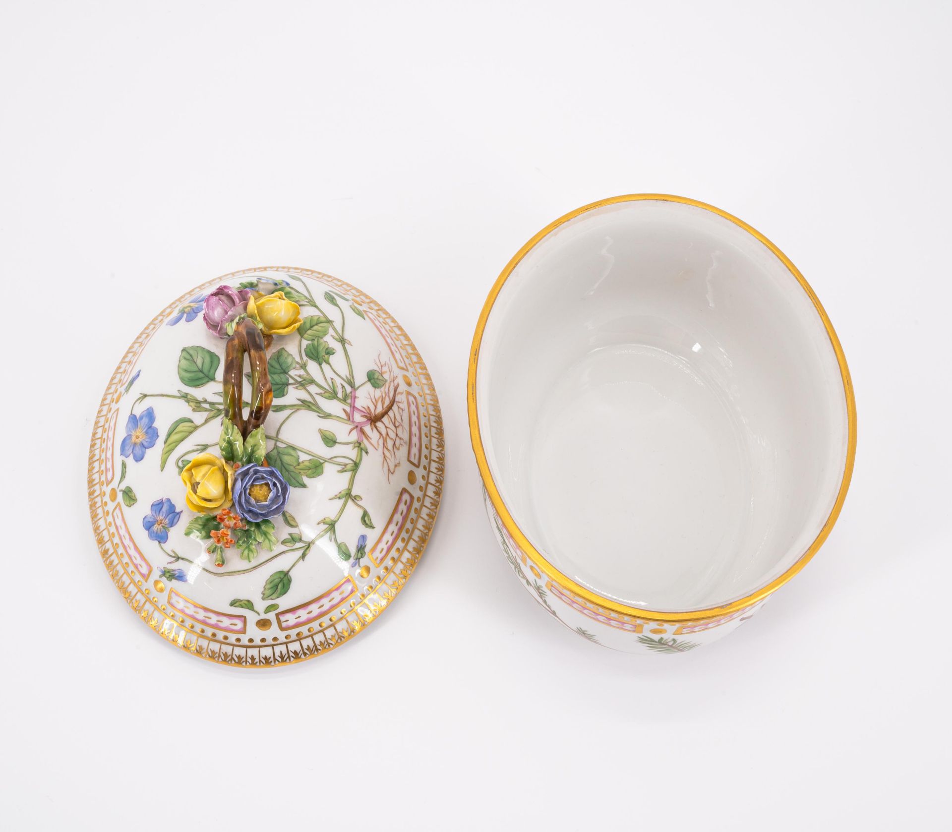 Royal Copenhagen: 95 PIECES FROM A 'FLORA DANICA' DINING SERVICE - Image 16 of 26