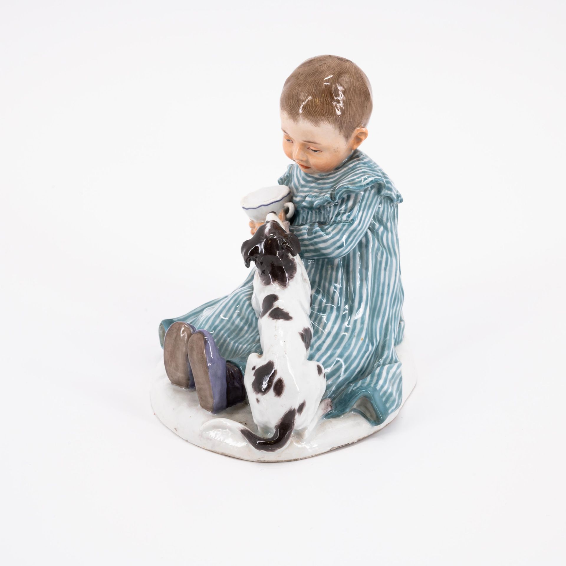Meissen: PORCELAIN FIGURINE OF A SMALL CHILD WITH CUP AND SMALL DOG - Image 2 of 5
