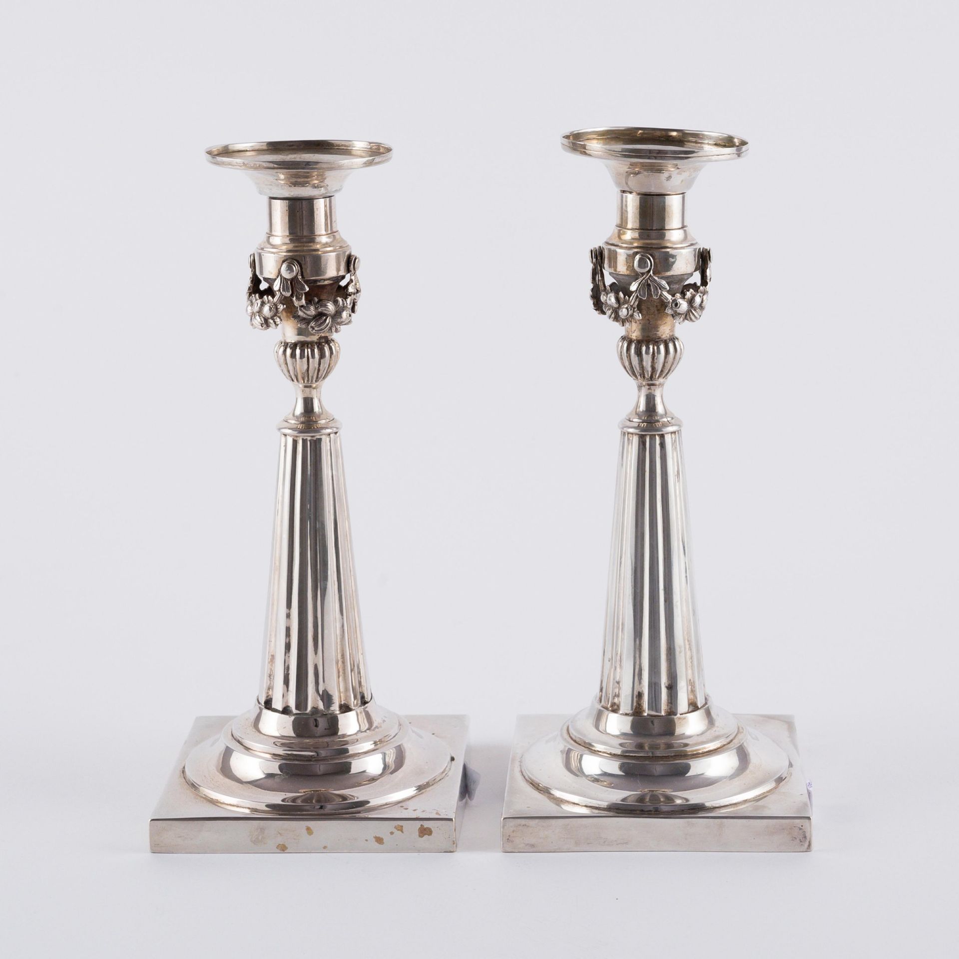 Carl Gottlieb Gröger: PAIR OF SILVER CANDLESTICKS WITH FLUTED SHAFT AND FESTOONS - Image 2 of 6