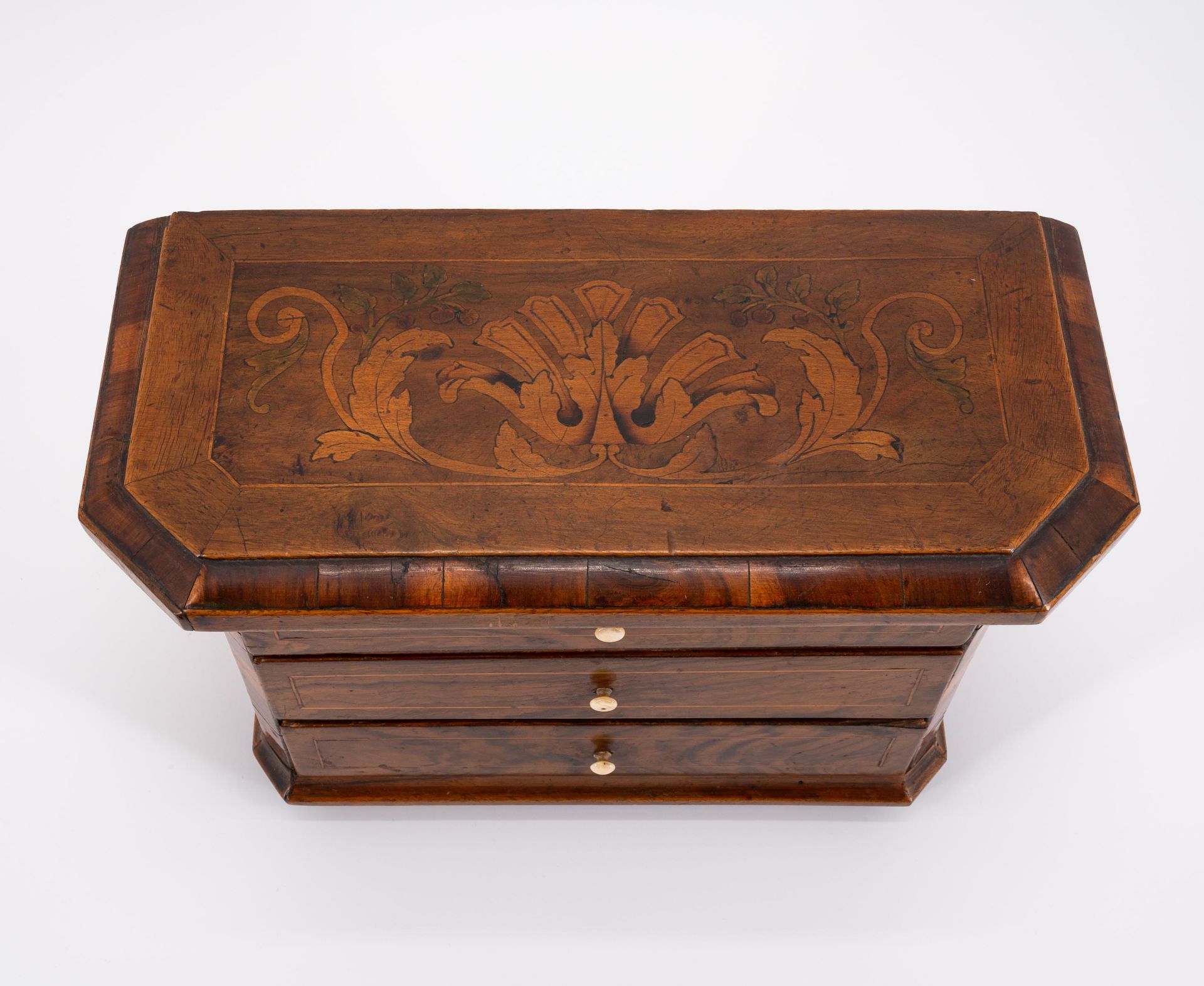 Germany: SMALL MODEL CHEST OF DRAWERS WITH FLORAL INLAYS MADE OF WOOD AND BONE - Image 6 of 7